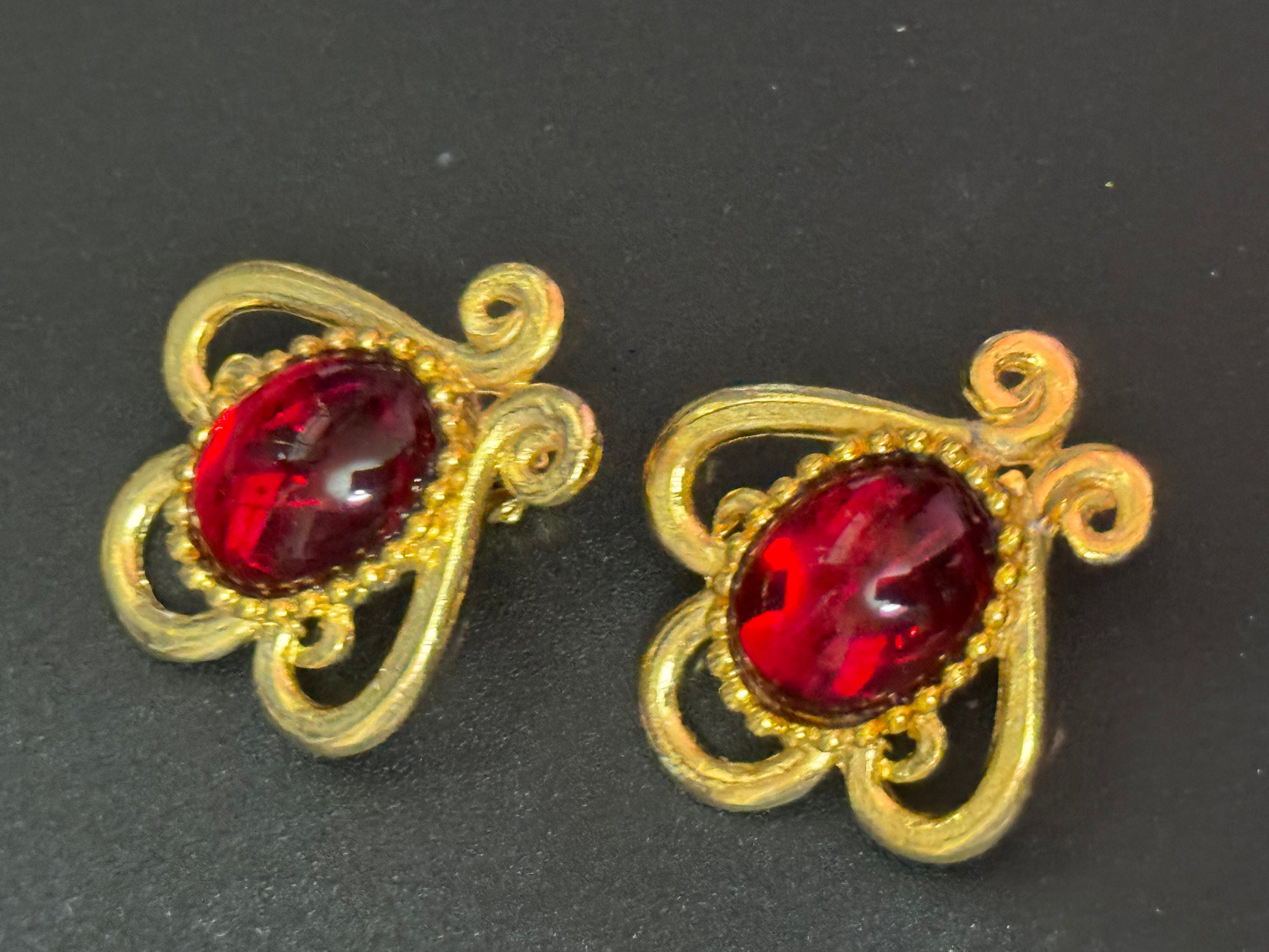 True vintage oversized 3cm Gold tone bright ruby red cabochon open work Gripoix style clip on earrings 1980s