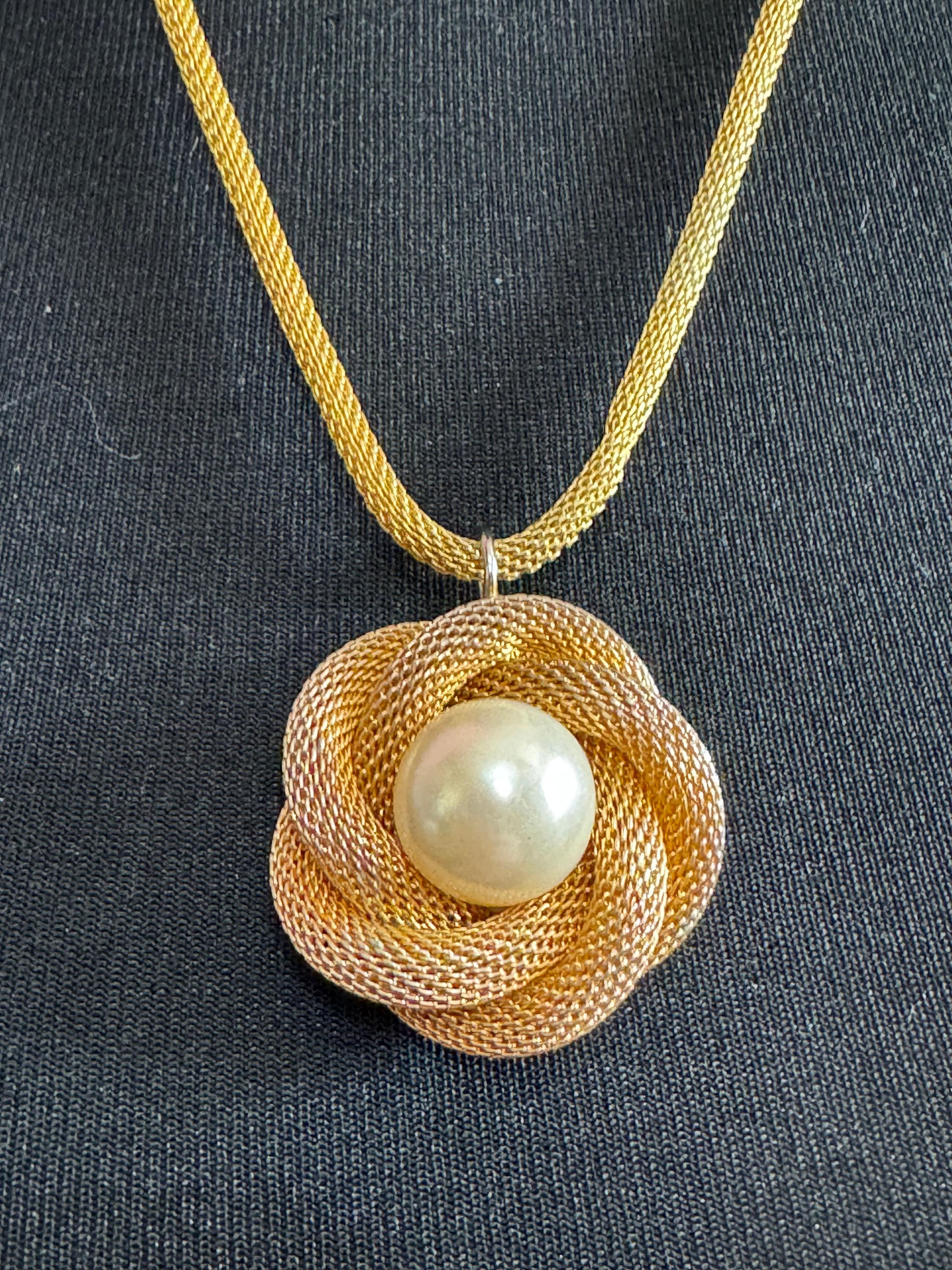 Vintage gold tone tube mesh pendant necklace with large central faux pearl