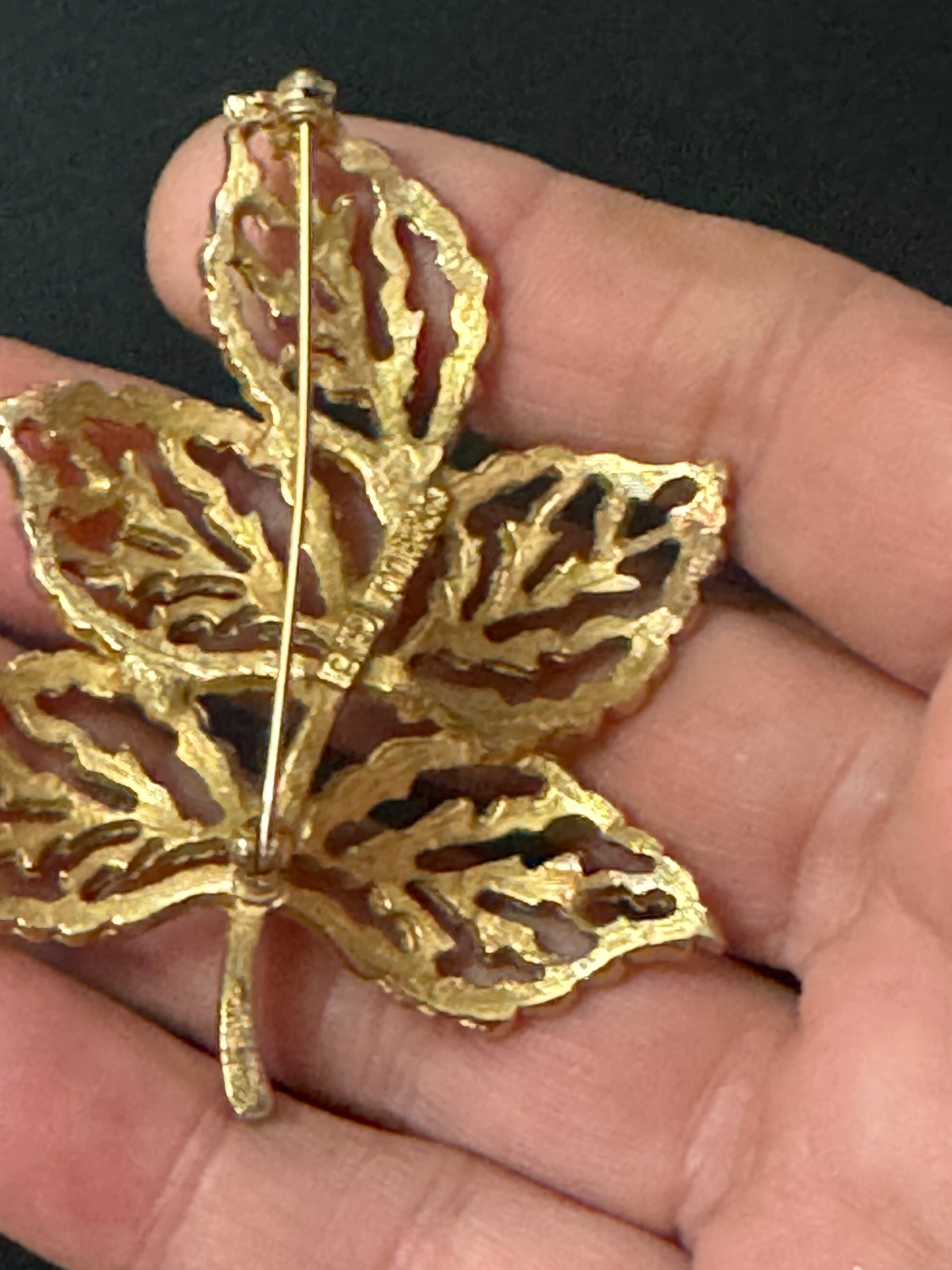 Signed Sarah Coventry Large 7cm vintage gold tone brushed metal textured leaf brooch