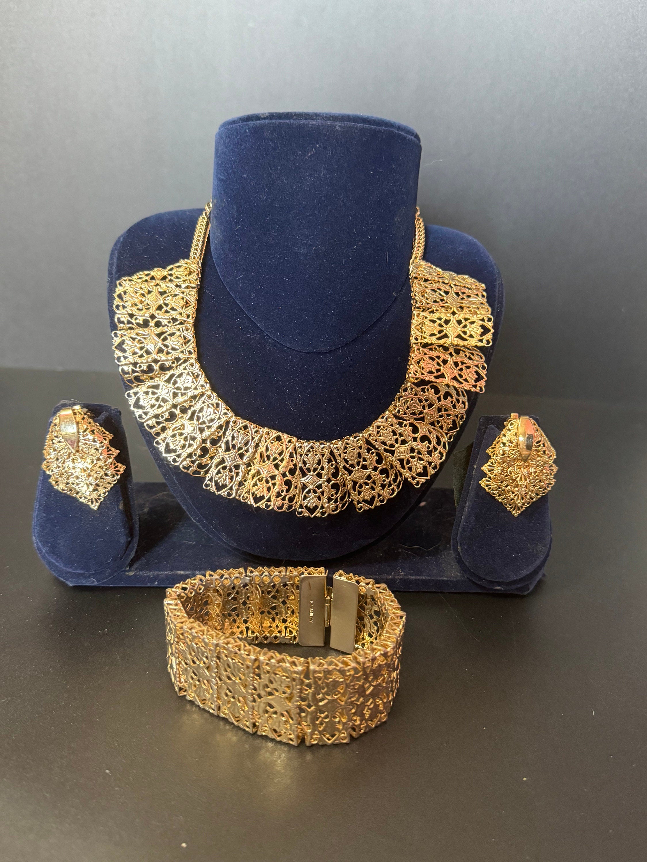 Vintage Sarah Coventry Chantilly Lace jewellery set necklace bracelet and earrings