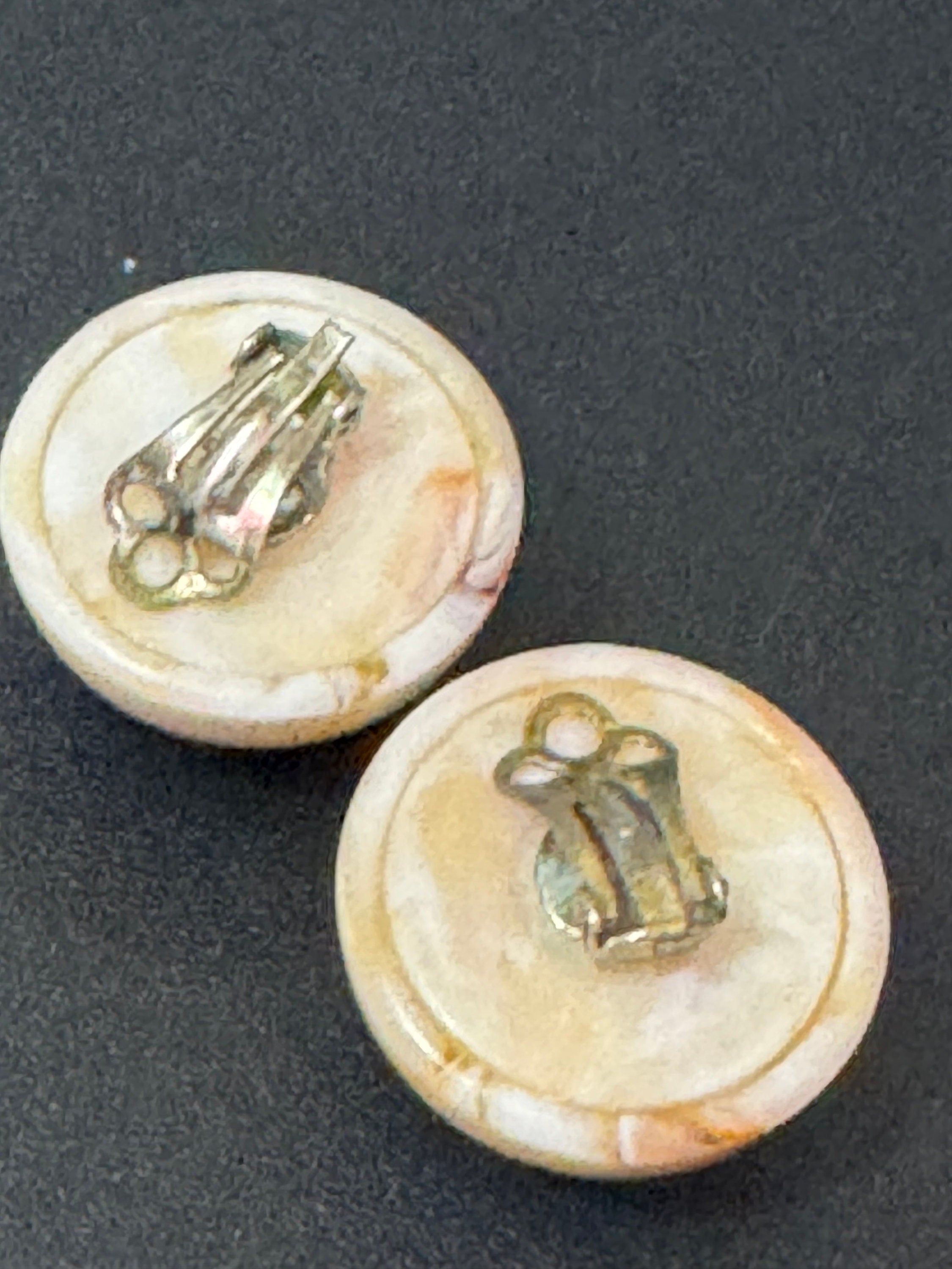 Vintage 1950s marbled beige plastic dome button Clip On Earrings