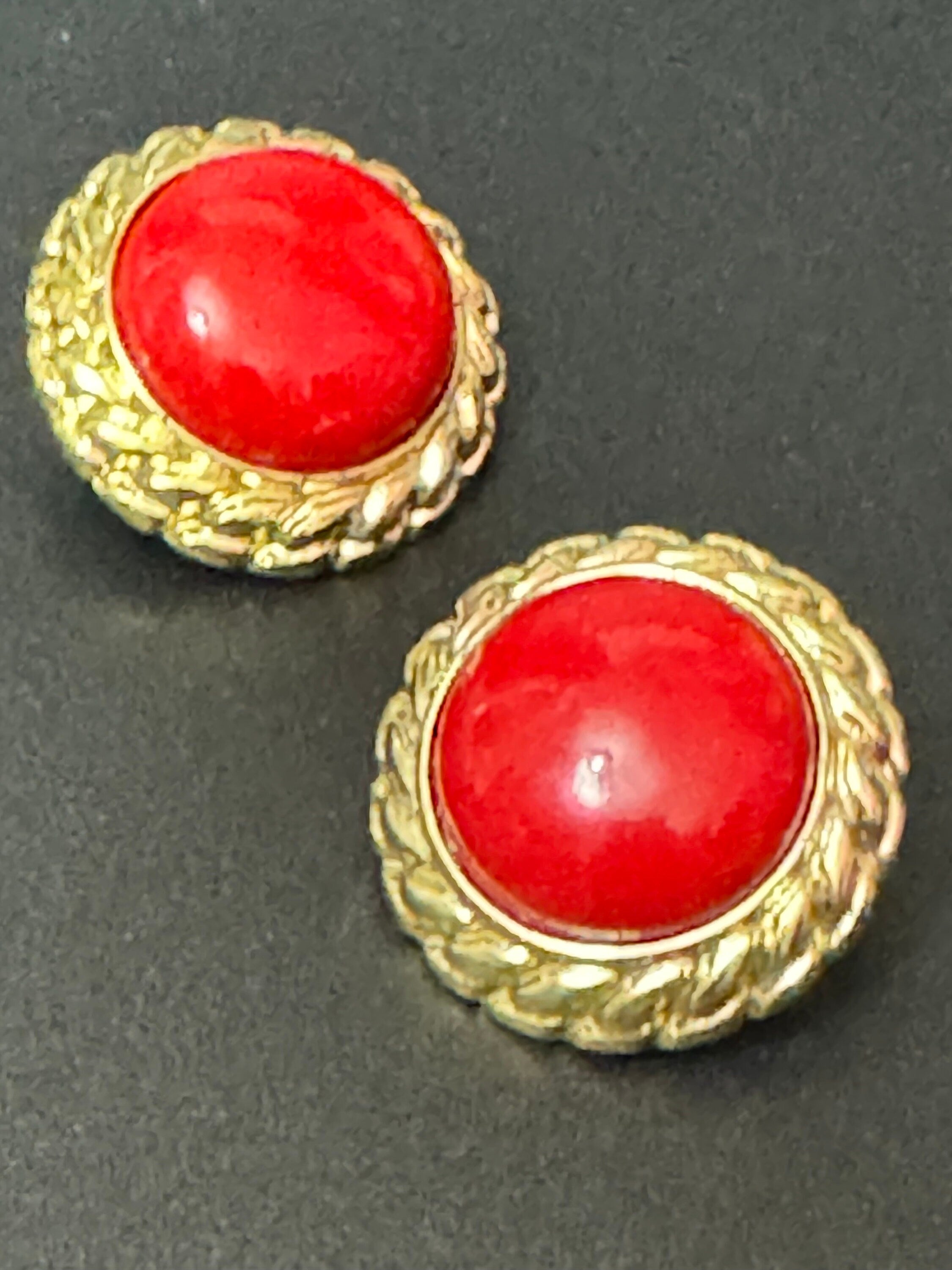 Vintage plastic 3cm oversized gold tone and red round dome cabochon button stud clip on earrings lightweight