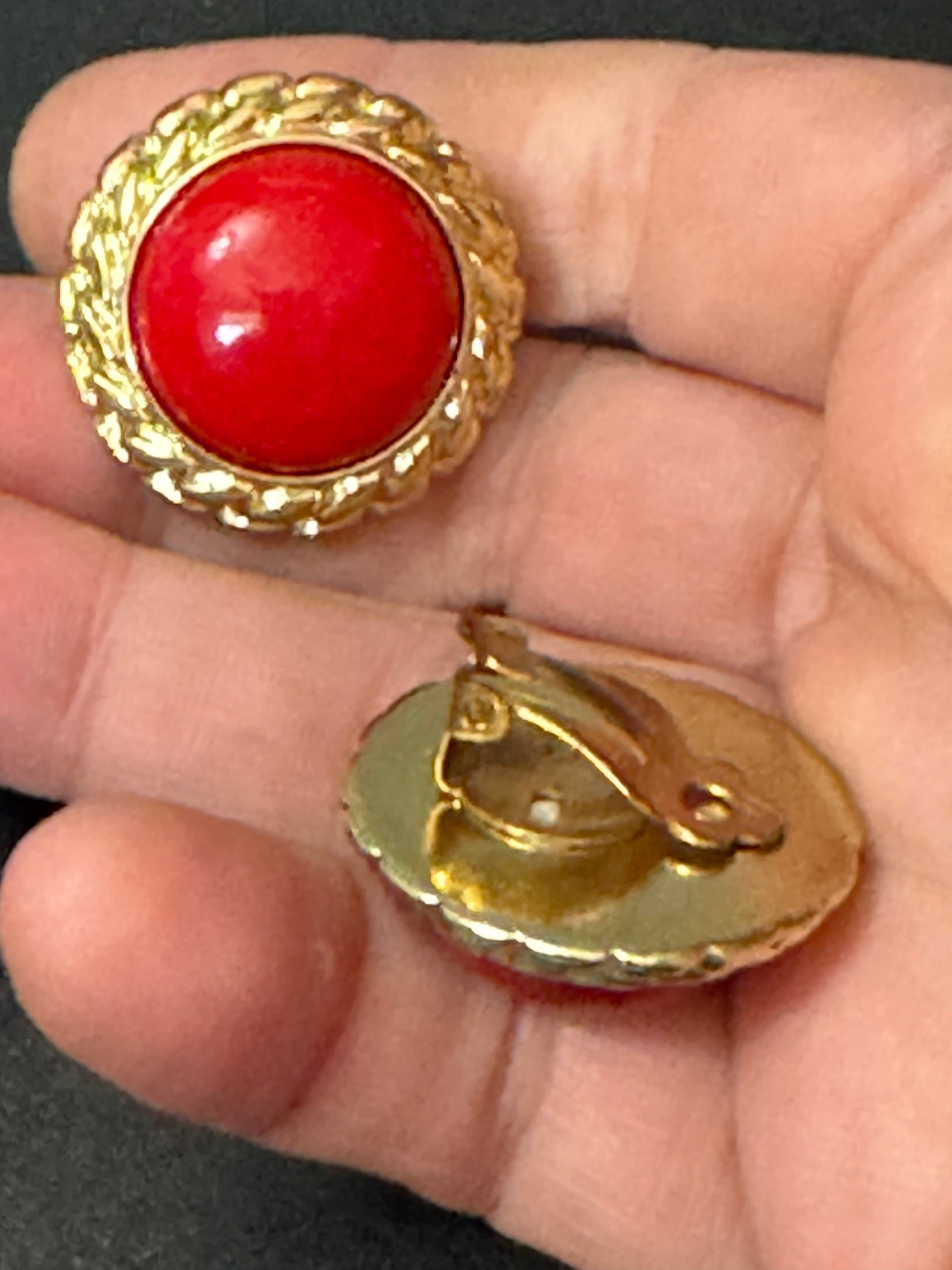 Vintage plastic 3cm oversized gold tone and red round dome cabochon button stud clip on earrings lightweight
