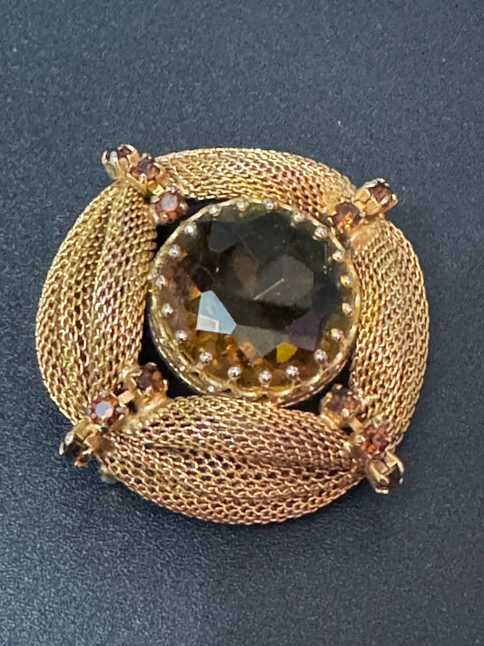 Vintage 4.5cm gold tone mesh brooch with brown cognac glass central cabochon.