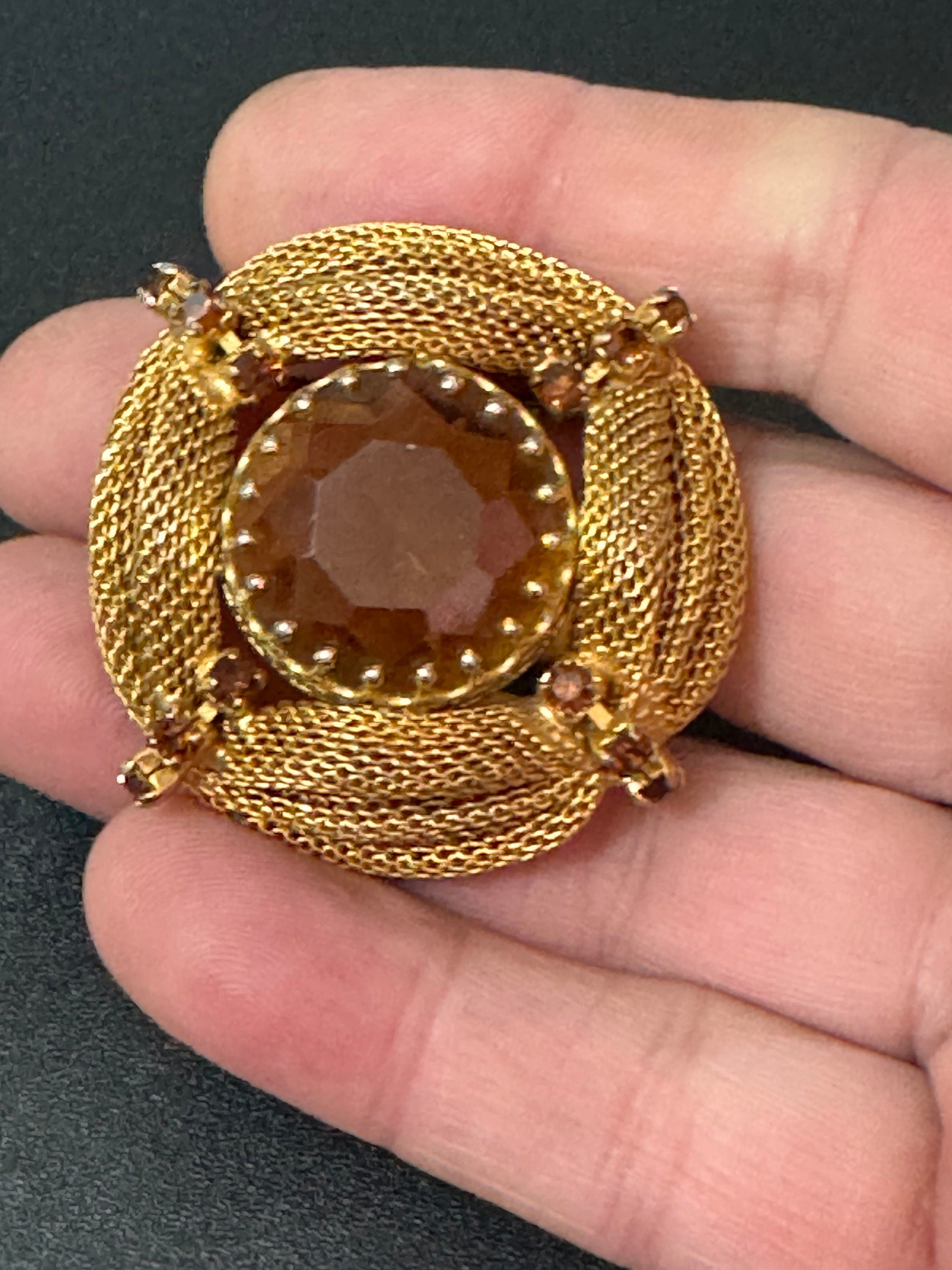 Vintage 4.5cm gold tone mesh brooch with brown cognac glass central cabochon.