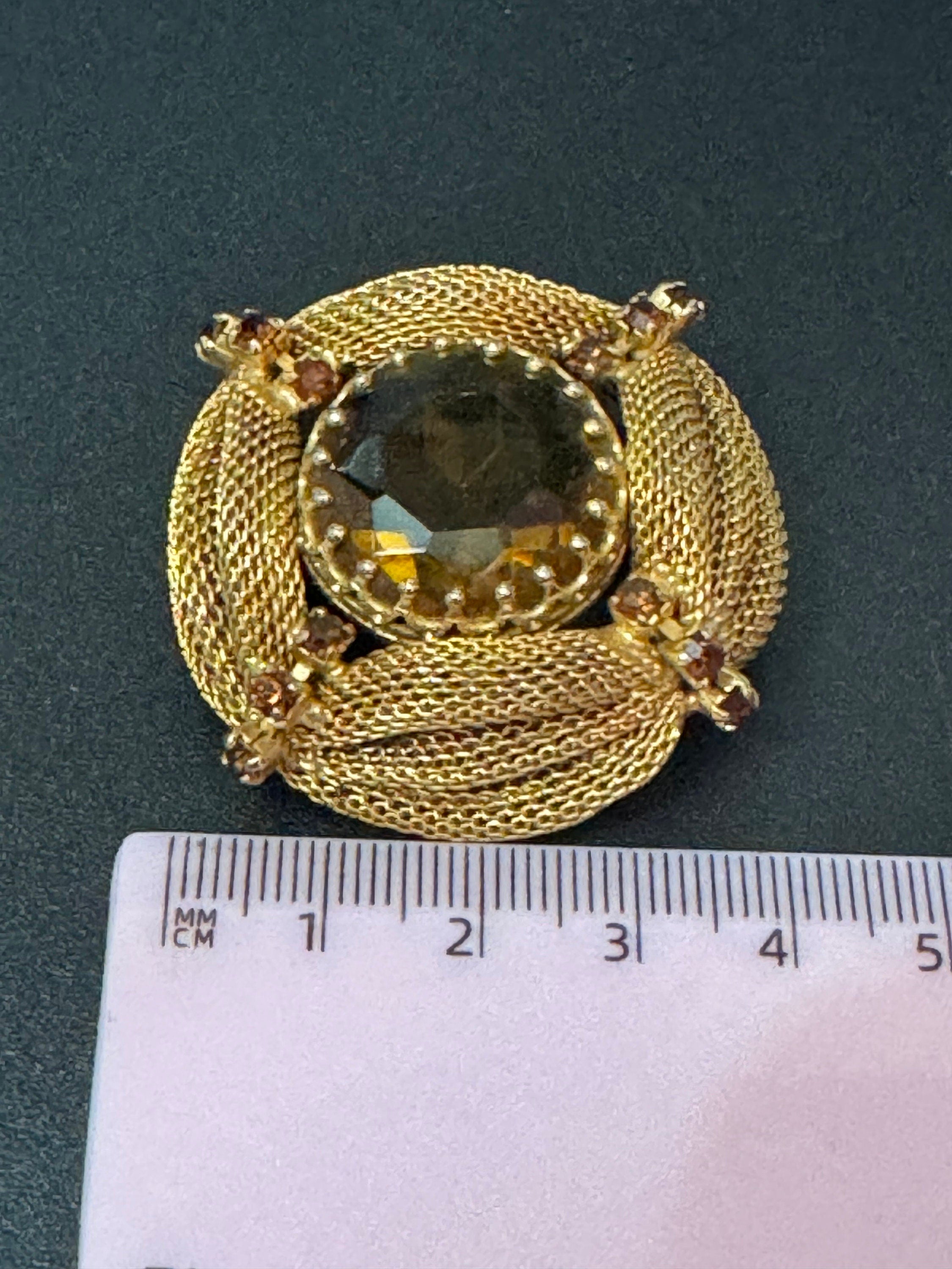 Vintage 4.5cm gold tone mesh brooch with brown cognac glass central cabochon.