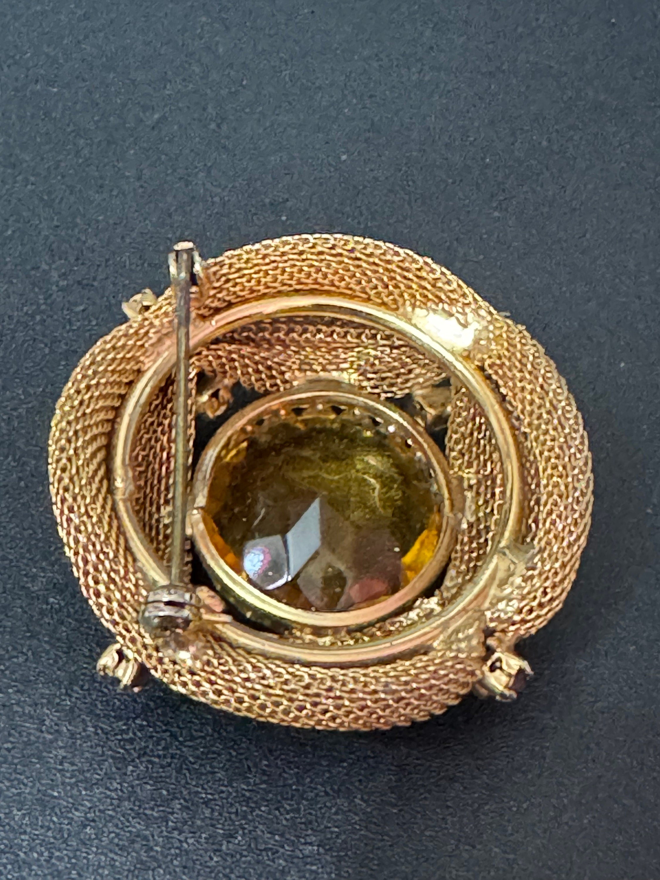 Vintage 4.5cm gold tone mesh brooch with brown cognac glass central cabochon.