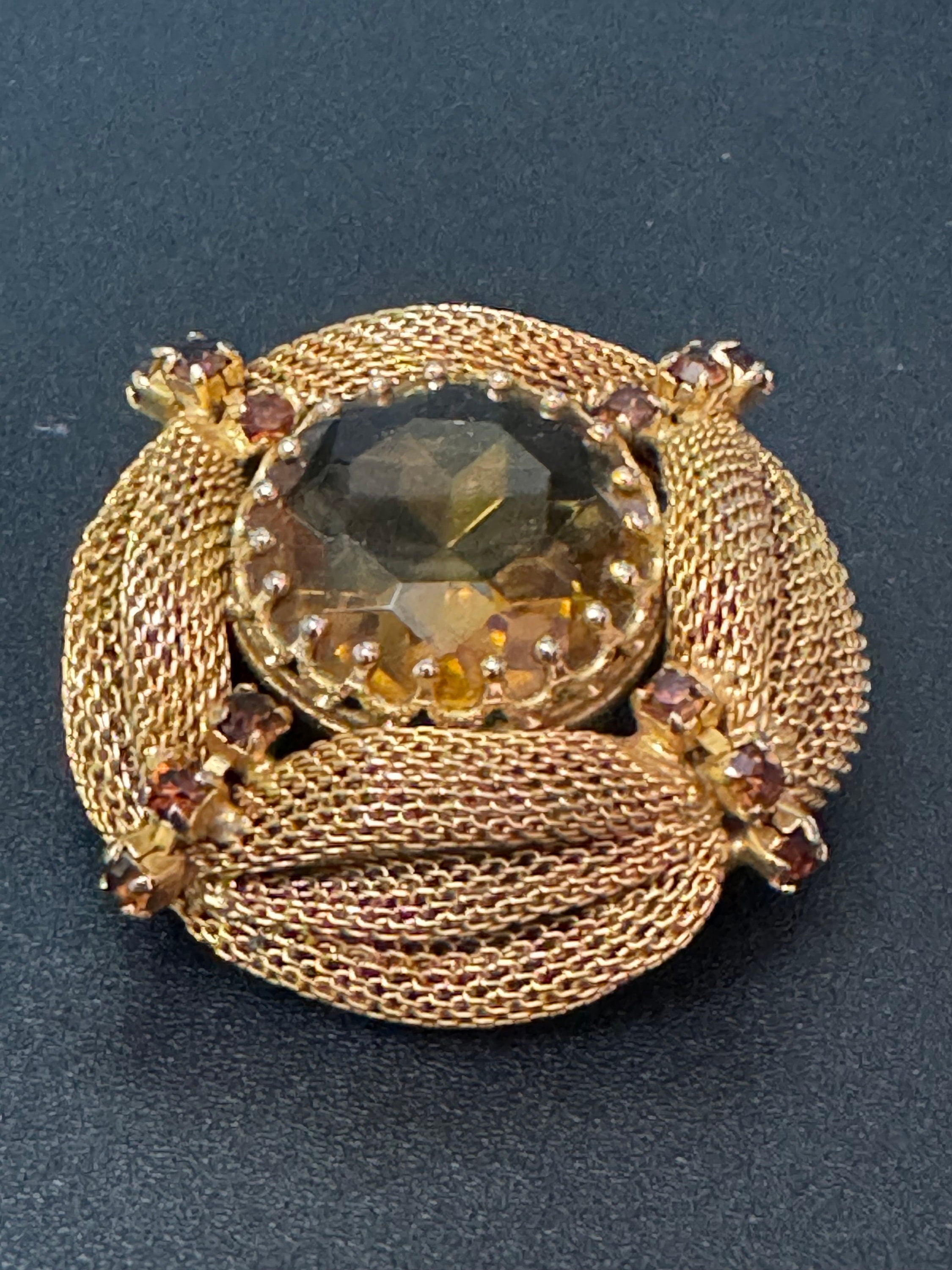 Vintage 4.5cm gold tone mesh brooch with brown cognac glass central cabochon.