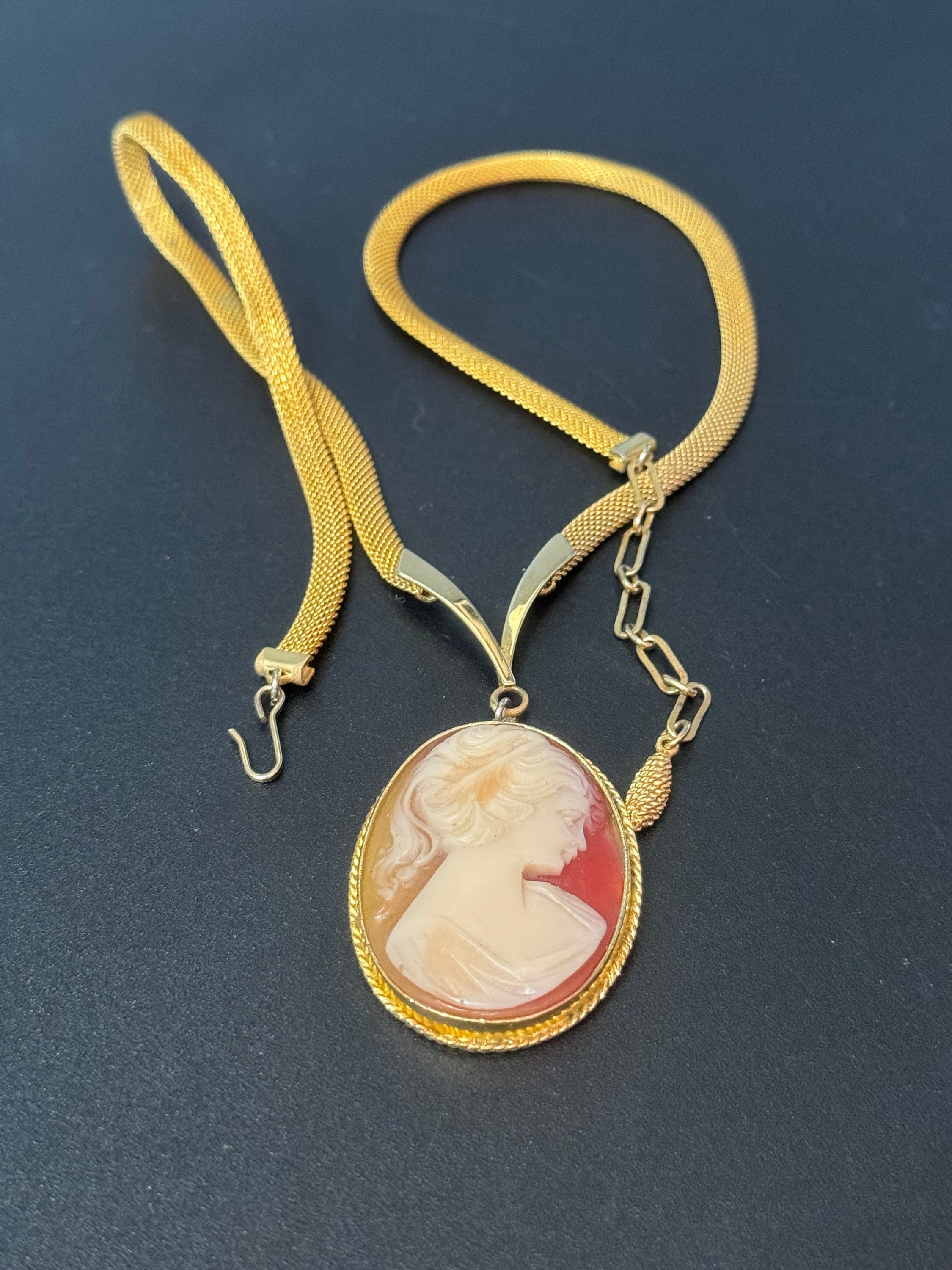 Vintage sphinx 1970s gold tone mesh chain resin oval CAMEO necklace pendant