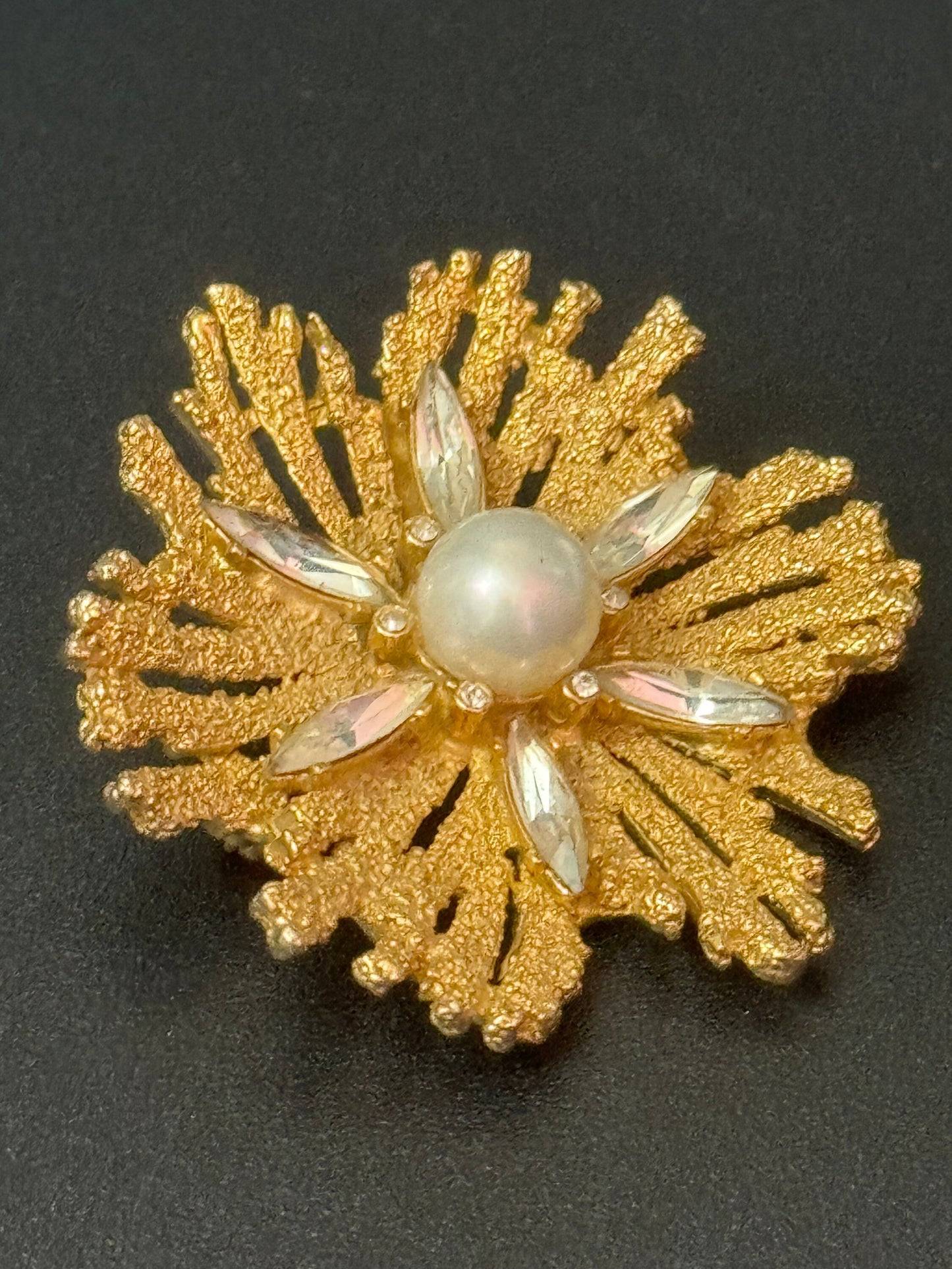 modernist mid century gold tone abstract Starburst faux pearl diamanté brooch 4.5cm