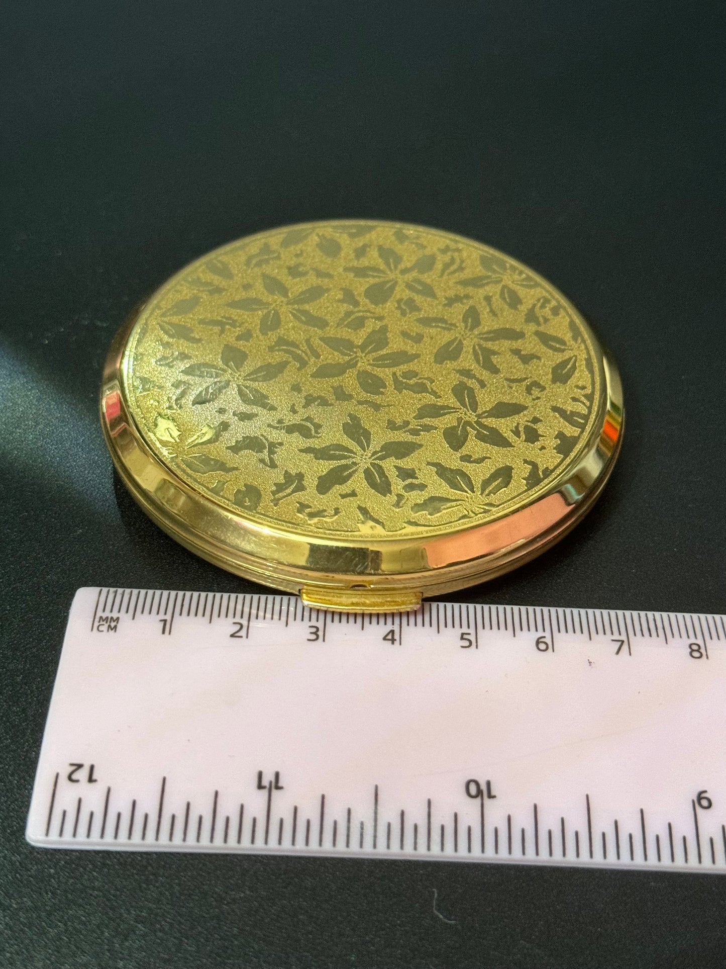 Etched flowers leaves plain floral Stratton powder compact gold tone