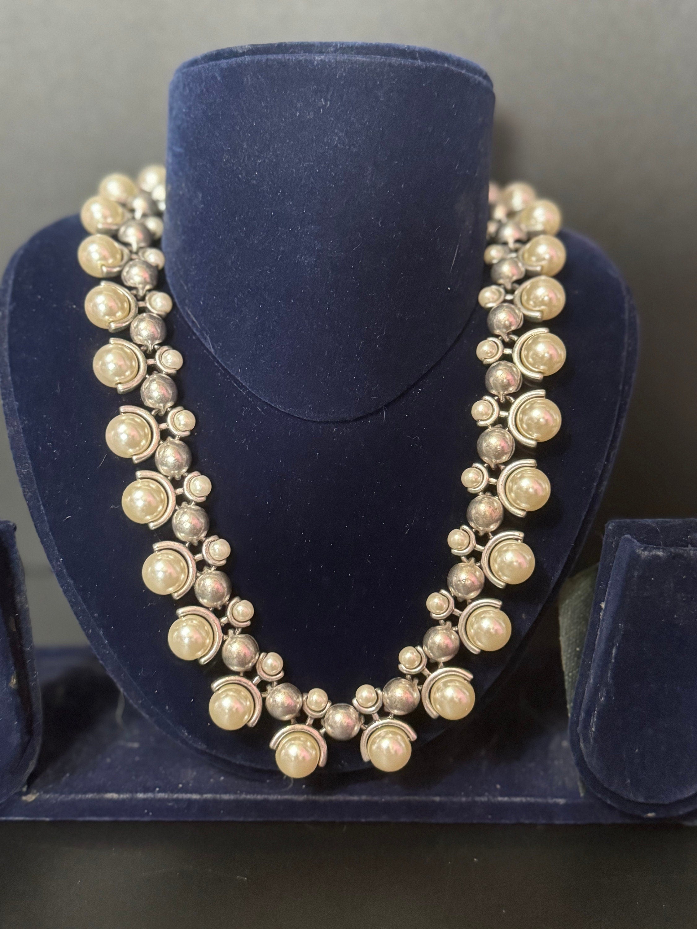 Retro Stylish silver tone white and grey glass beaded faux pearl choker collar necklace high end jewellery