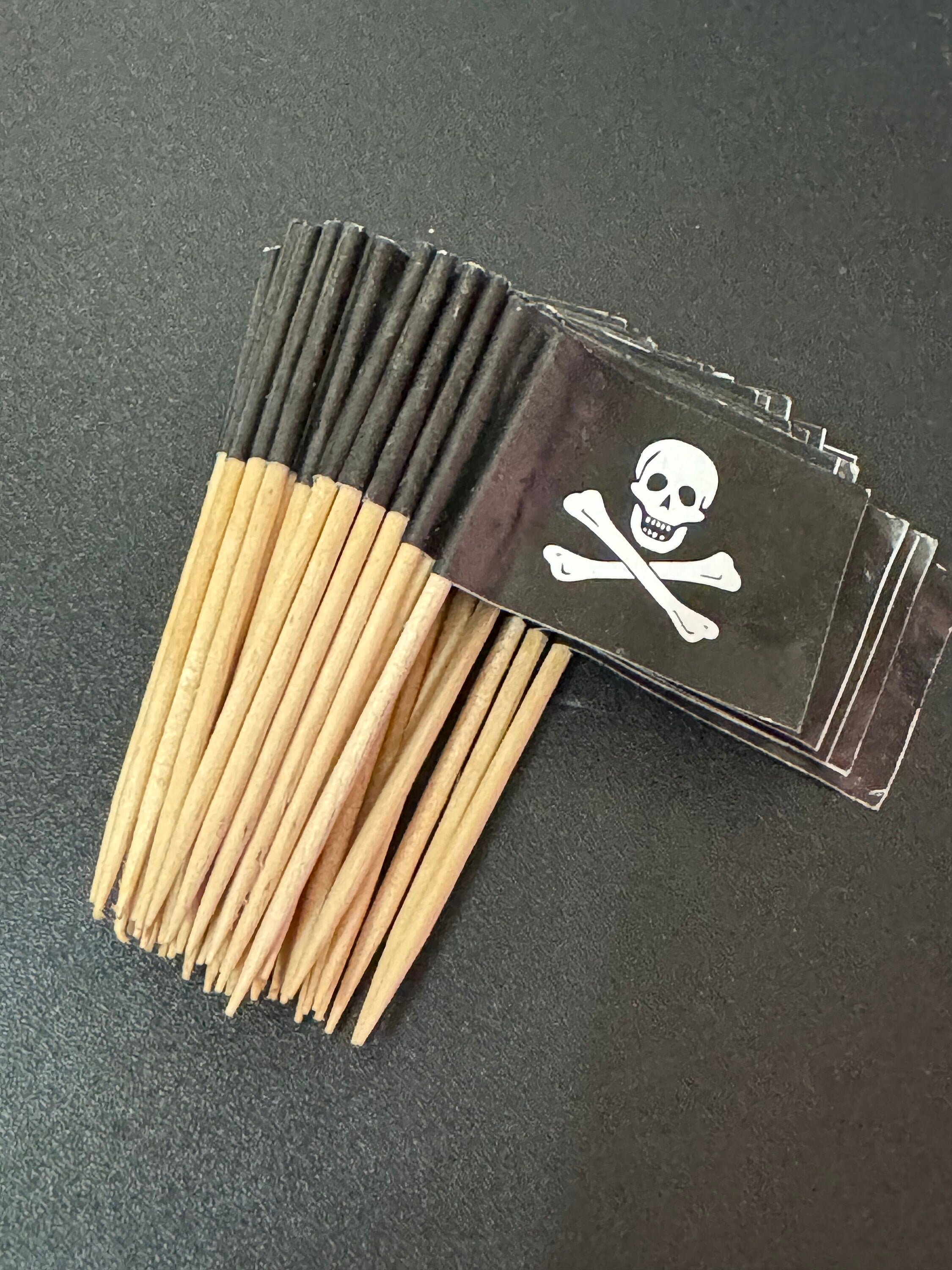 pack of 50 x pirate skull and crossbones wooden Cocktail Sticks cupcake party food toppers