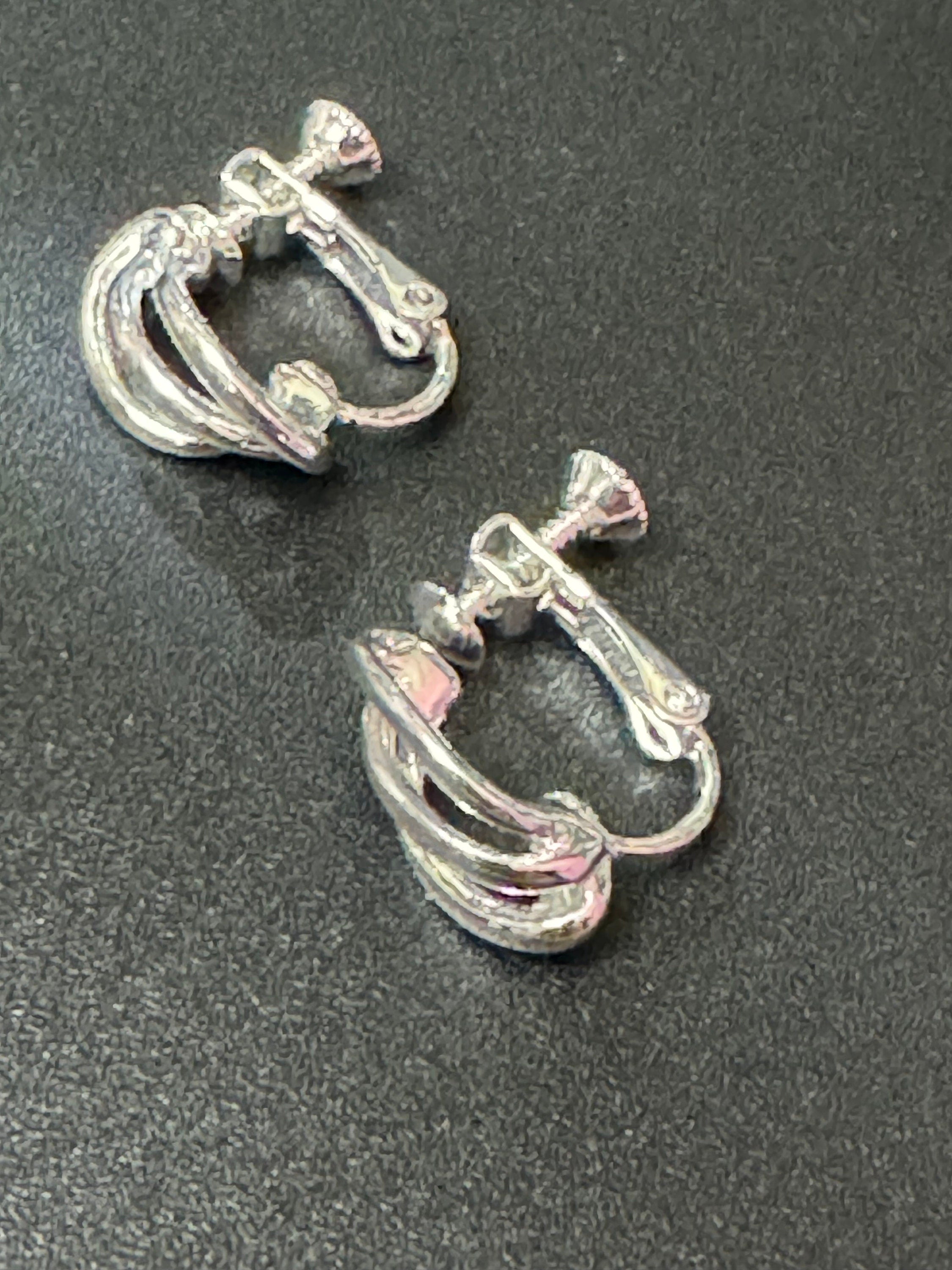 Signed NAPIER Vintage Small minimalist swirl silver tone statement designer clip on earrings