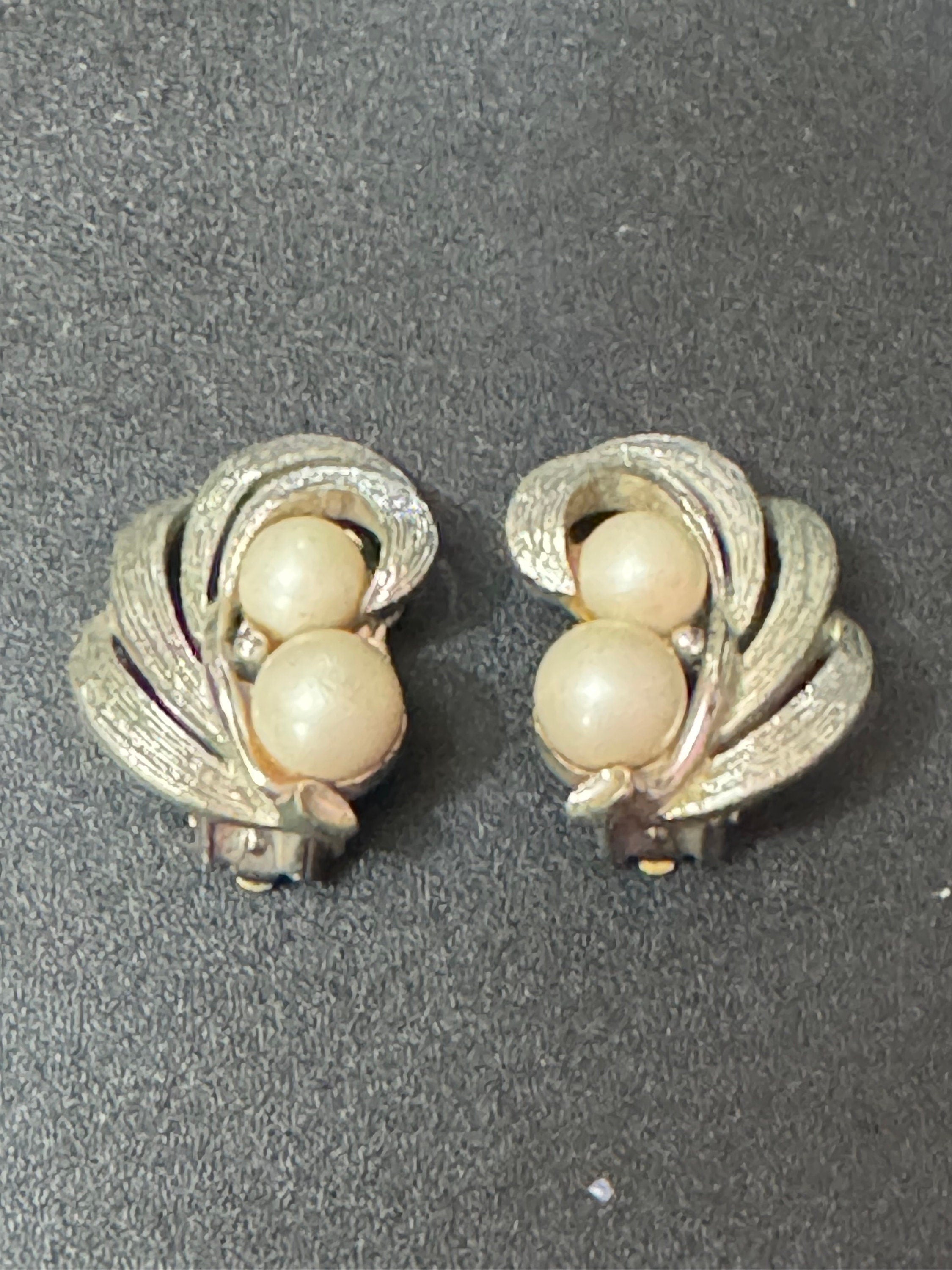 signed LISNER Vintage Faux pearl silver tone ornate clip on earrings