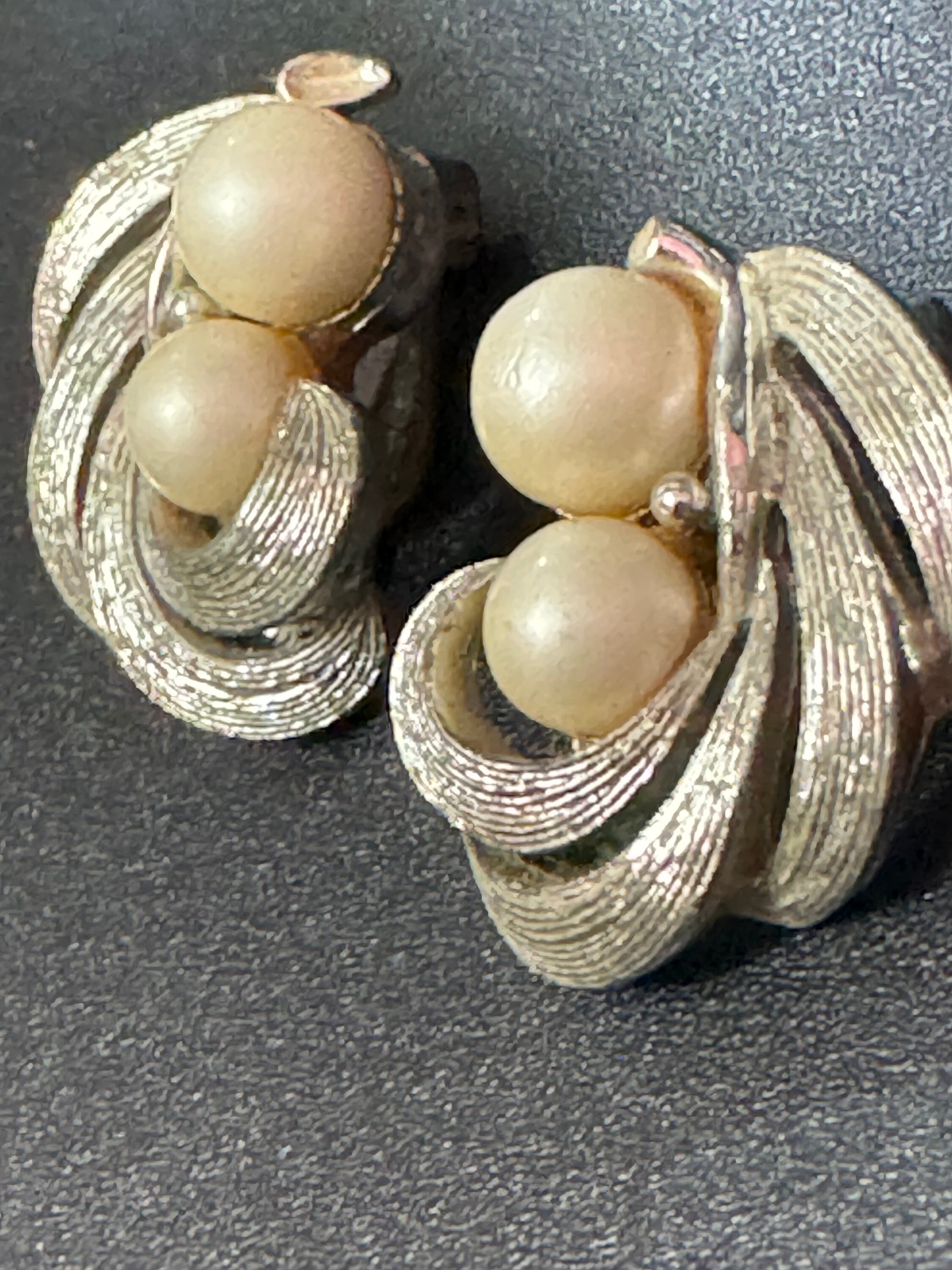signed LISNER Vintage Faux pearl silver tone ornate clip on earrings