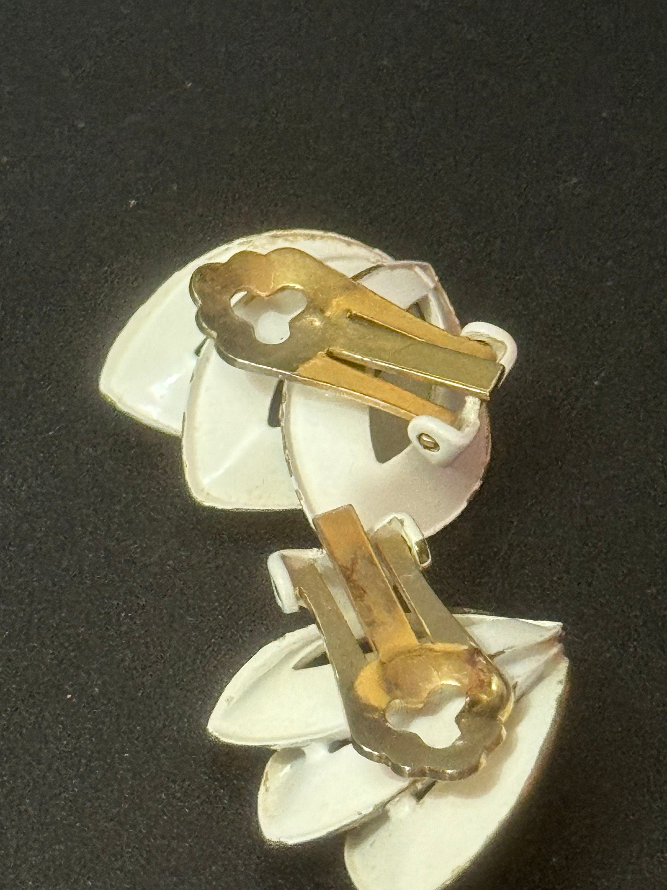 Signed GROSSE German designer cream enamel fan leaf design gold tone clip on earrings