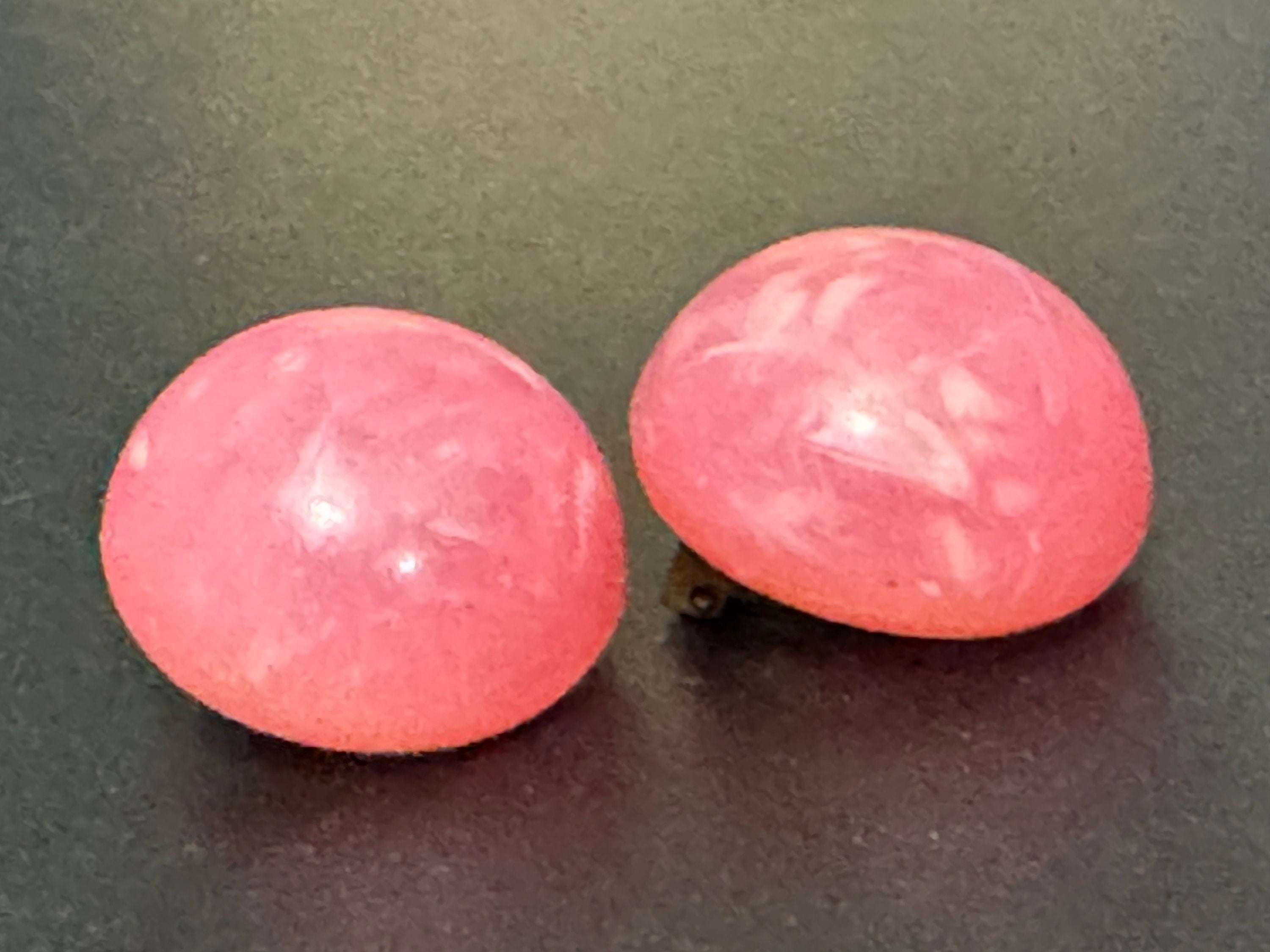 Vintage 1950s marbled Pink plastic dome button Clip On Earrings
