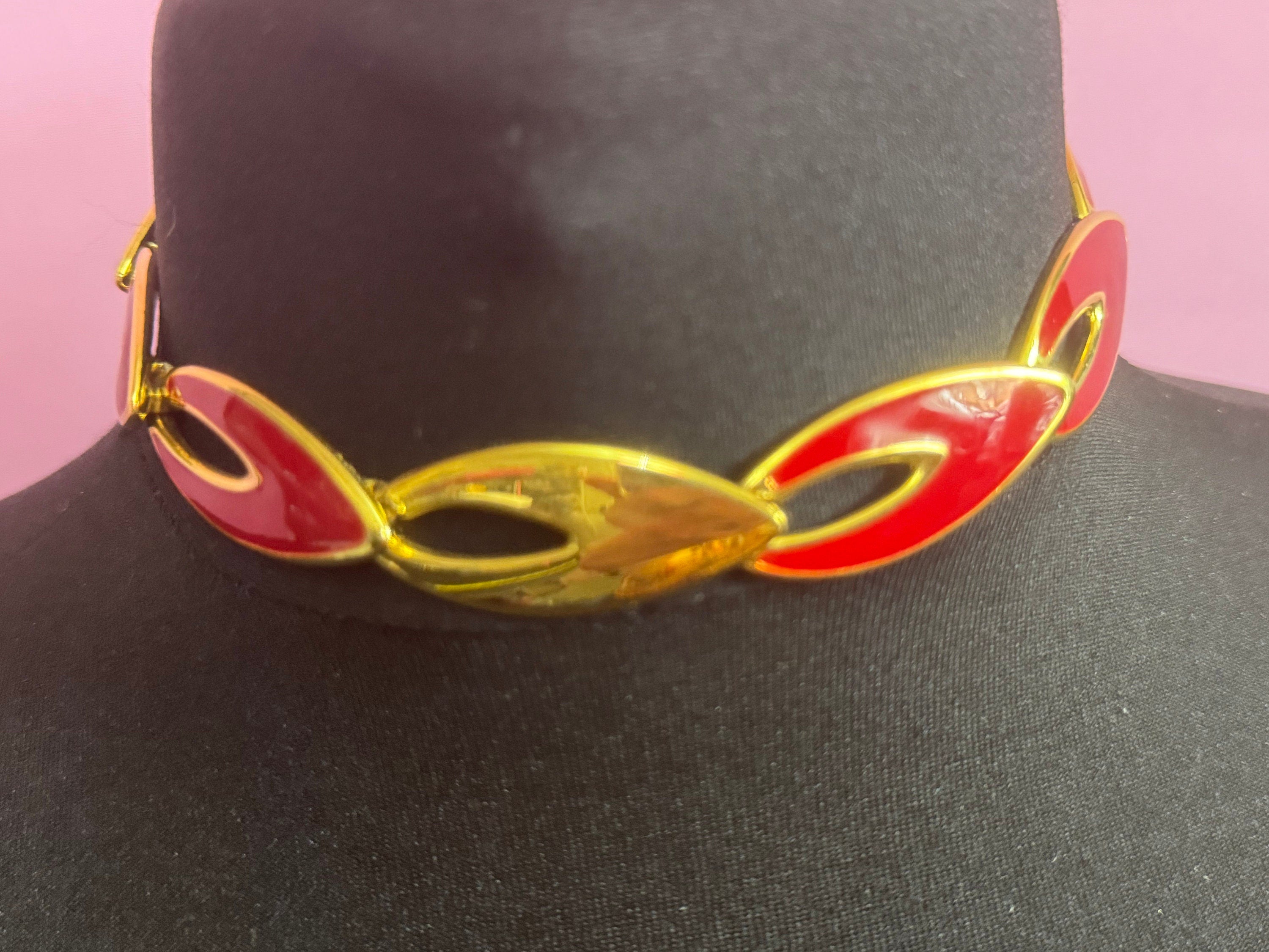 Petite fit Signed NAPIER designer bright Red Enamel Choker Vintage Gold Tone flat link 39cm choker necklace