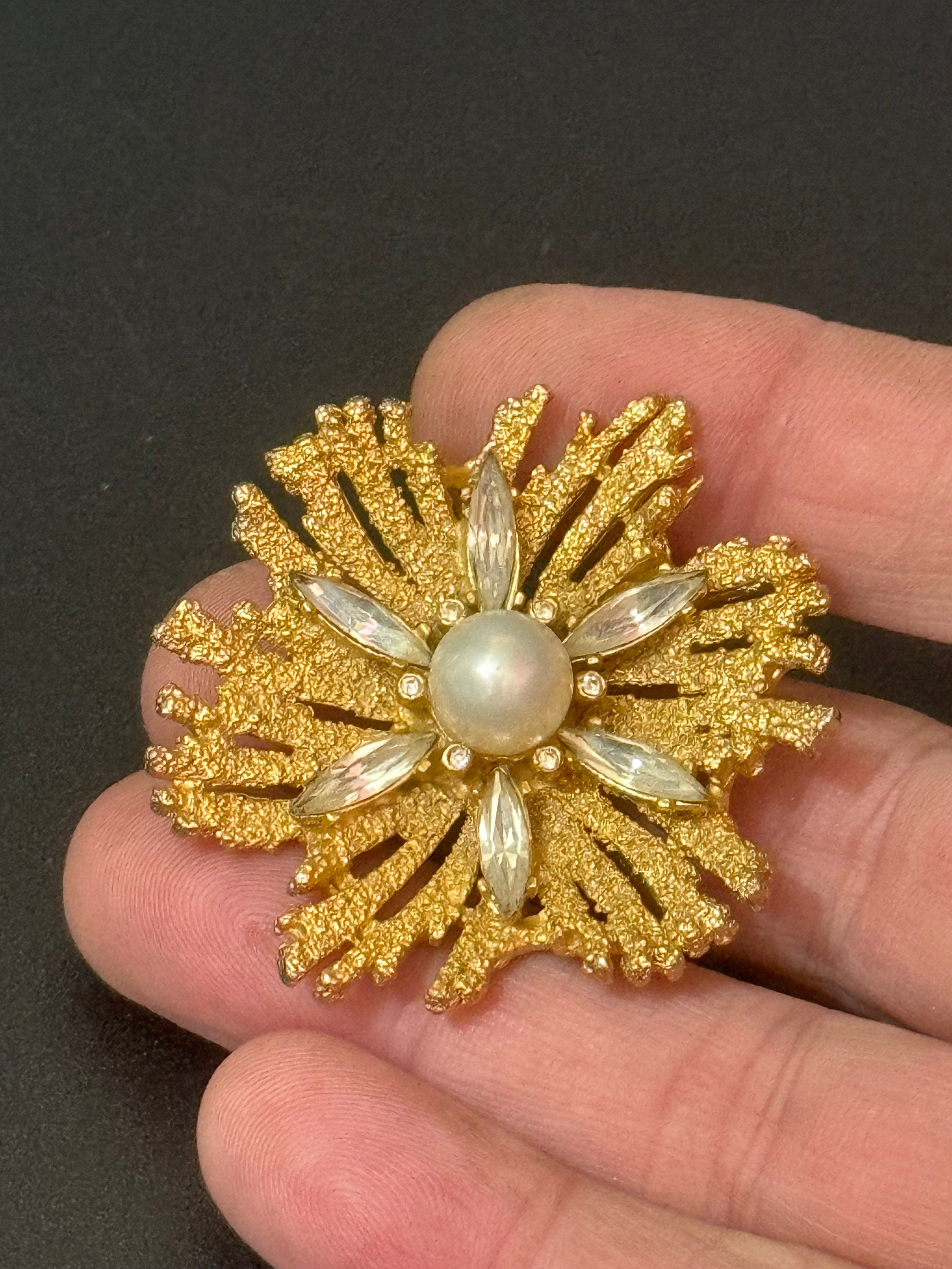 modernist mid century gold tone abstract Starburst faux pearl diamanté brooch 4.5cm
