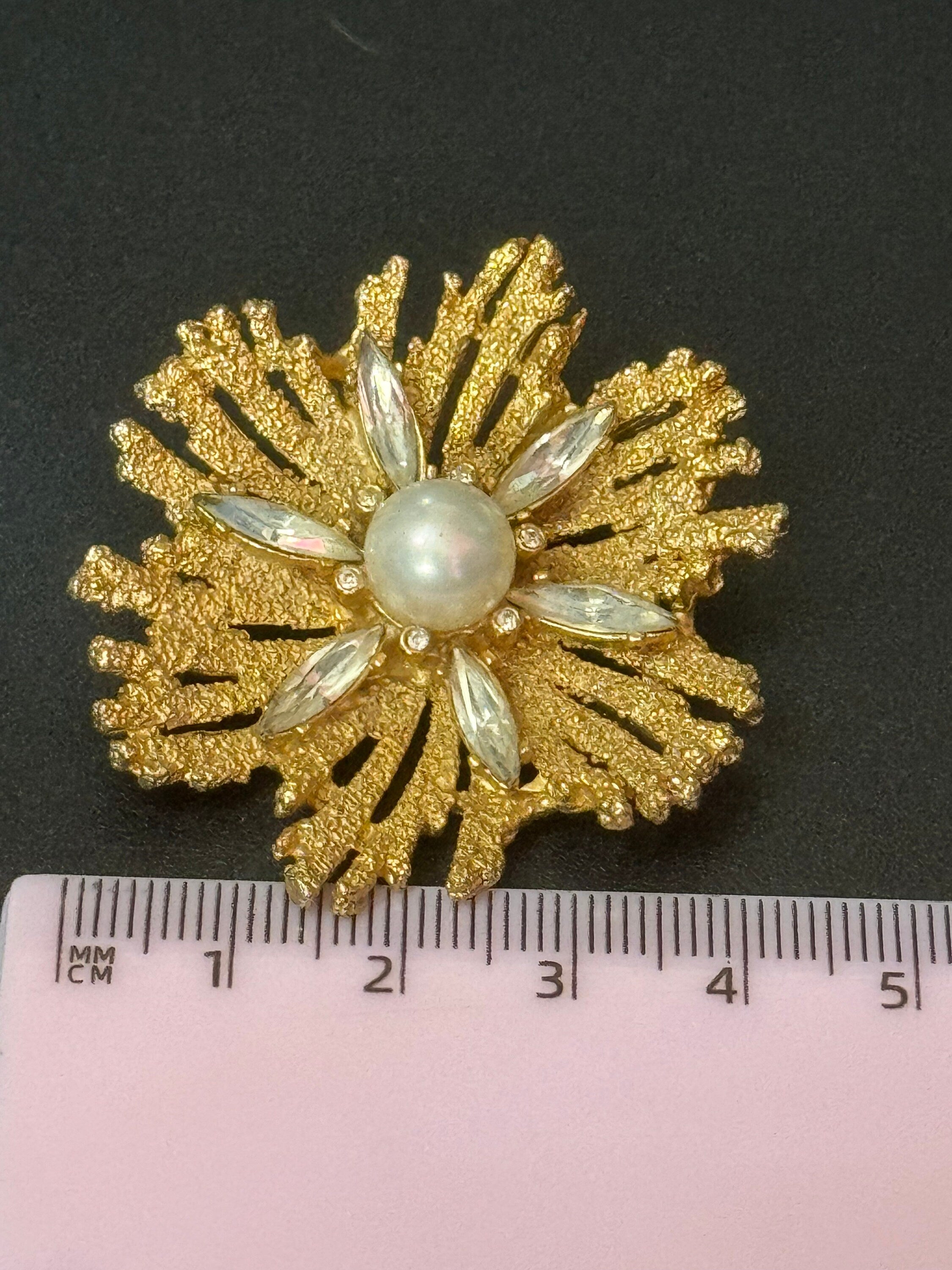 modernist mid century gold tone abstract Starburst faux pearl diamanté brooch 4.5cm