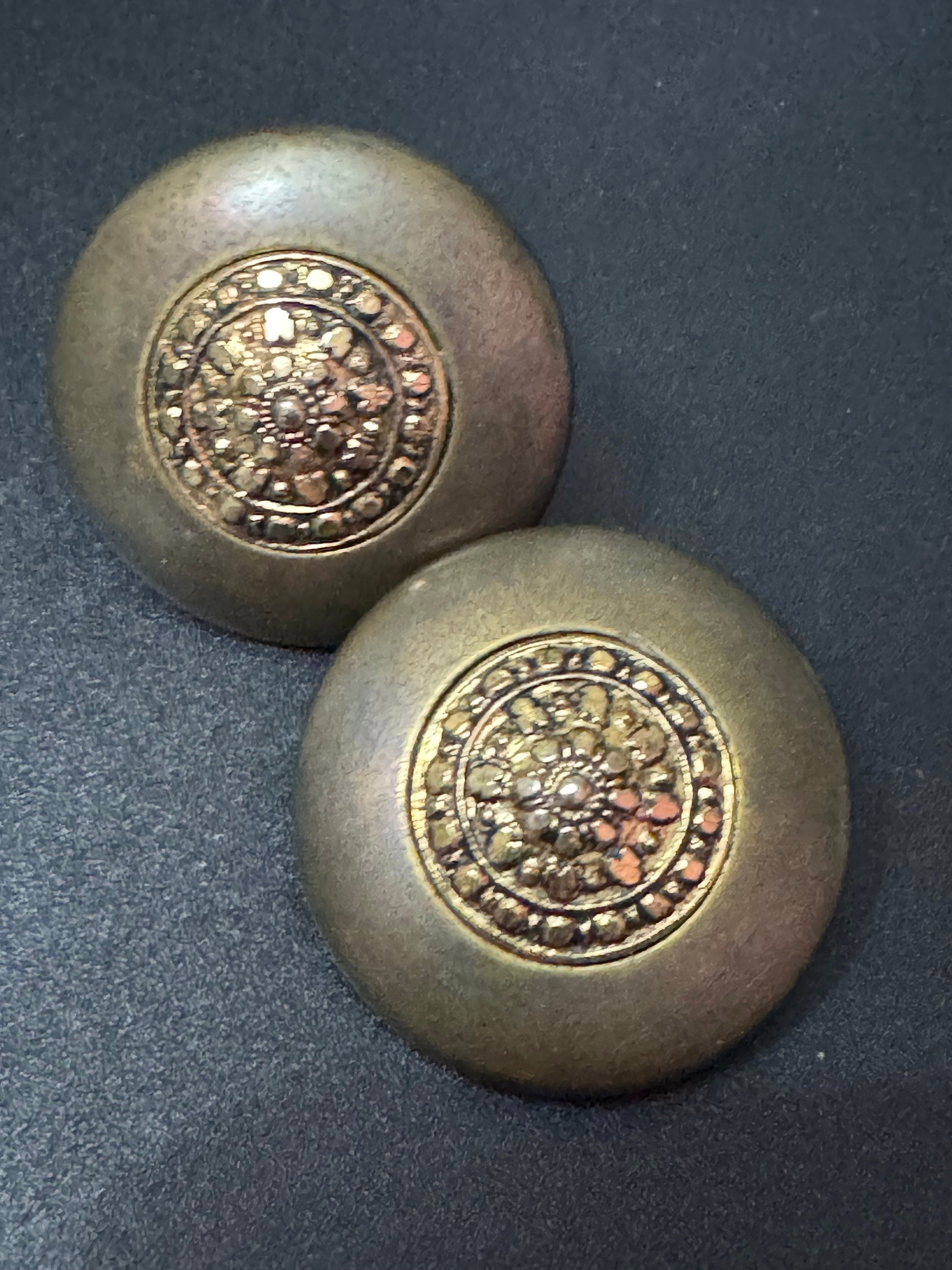 Signed made it Italy vintage oversized 4cm gold tone beige brown neutral plastic clip on button earrings
