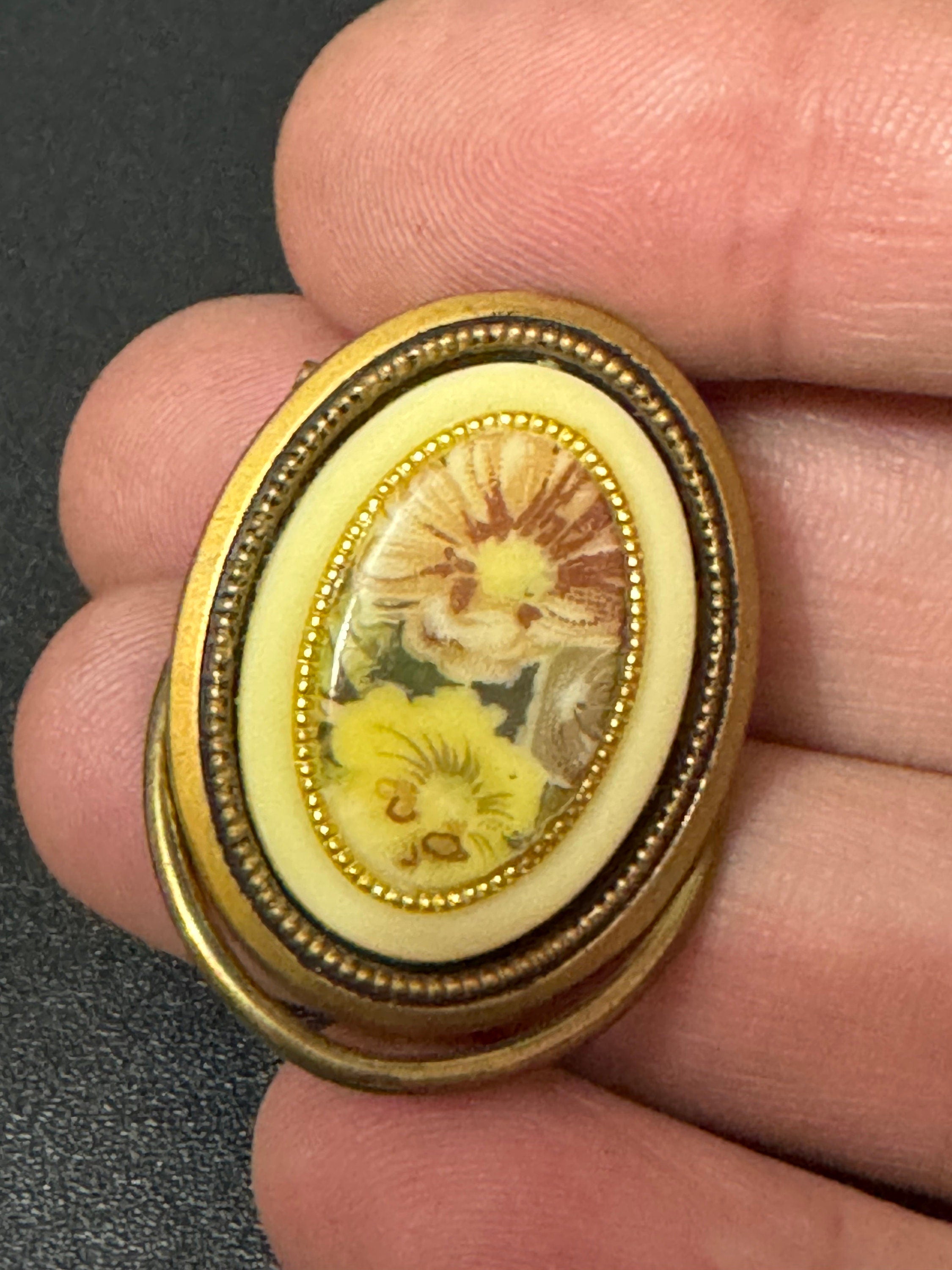 Vintage small Purple yellow Floral Roses Gold Tone cabochon Scarf Ring Clip