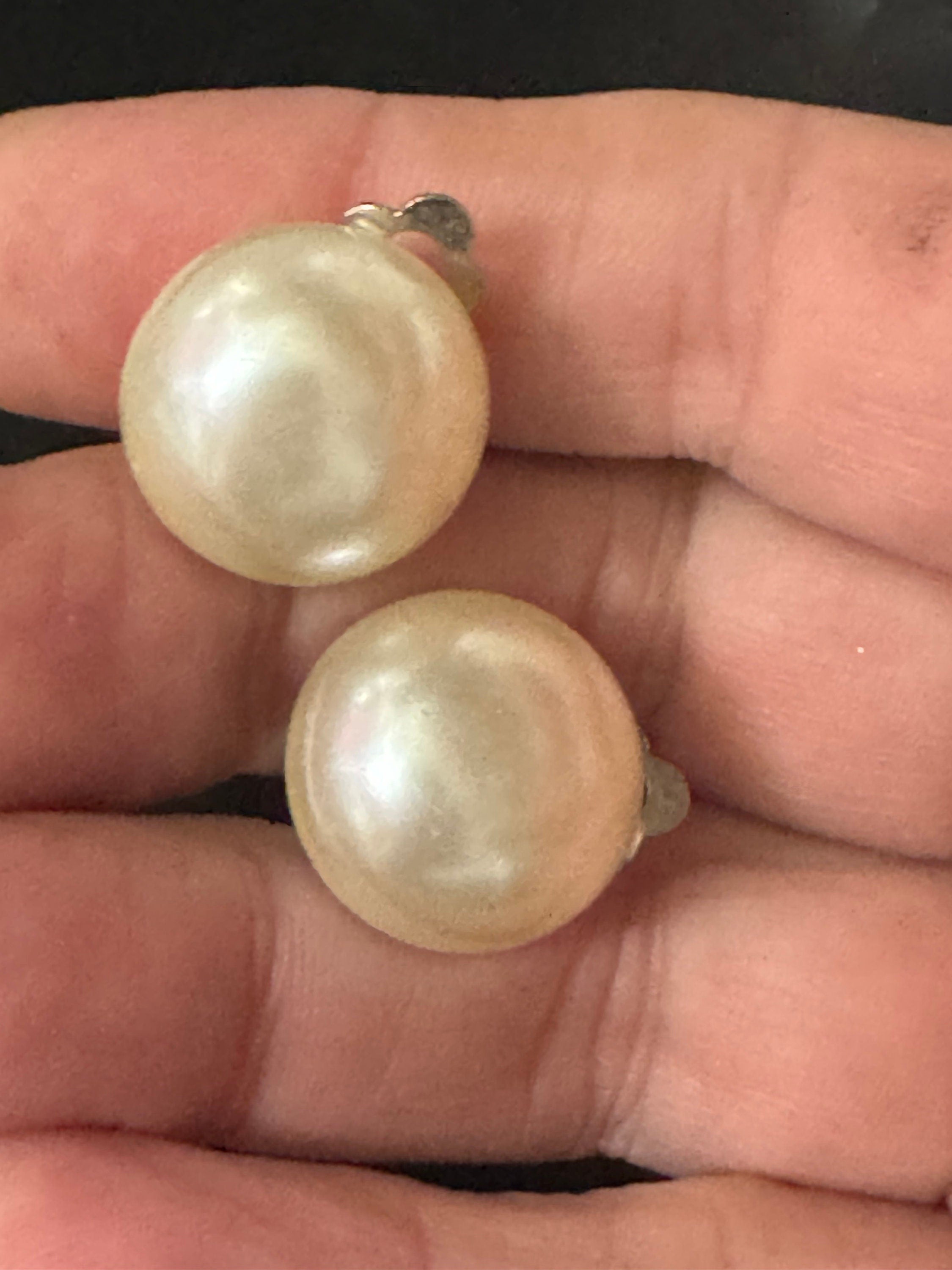 Vintage 1.5cm faux plastic pearl cabochon domed clip on earrings