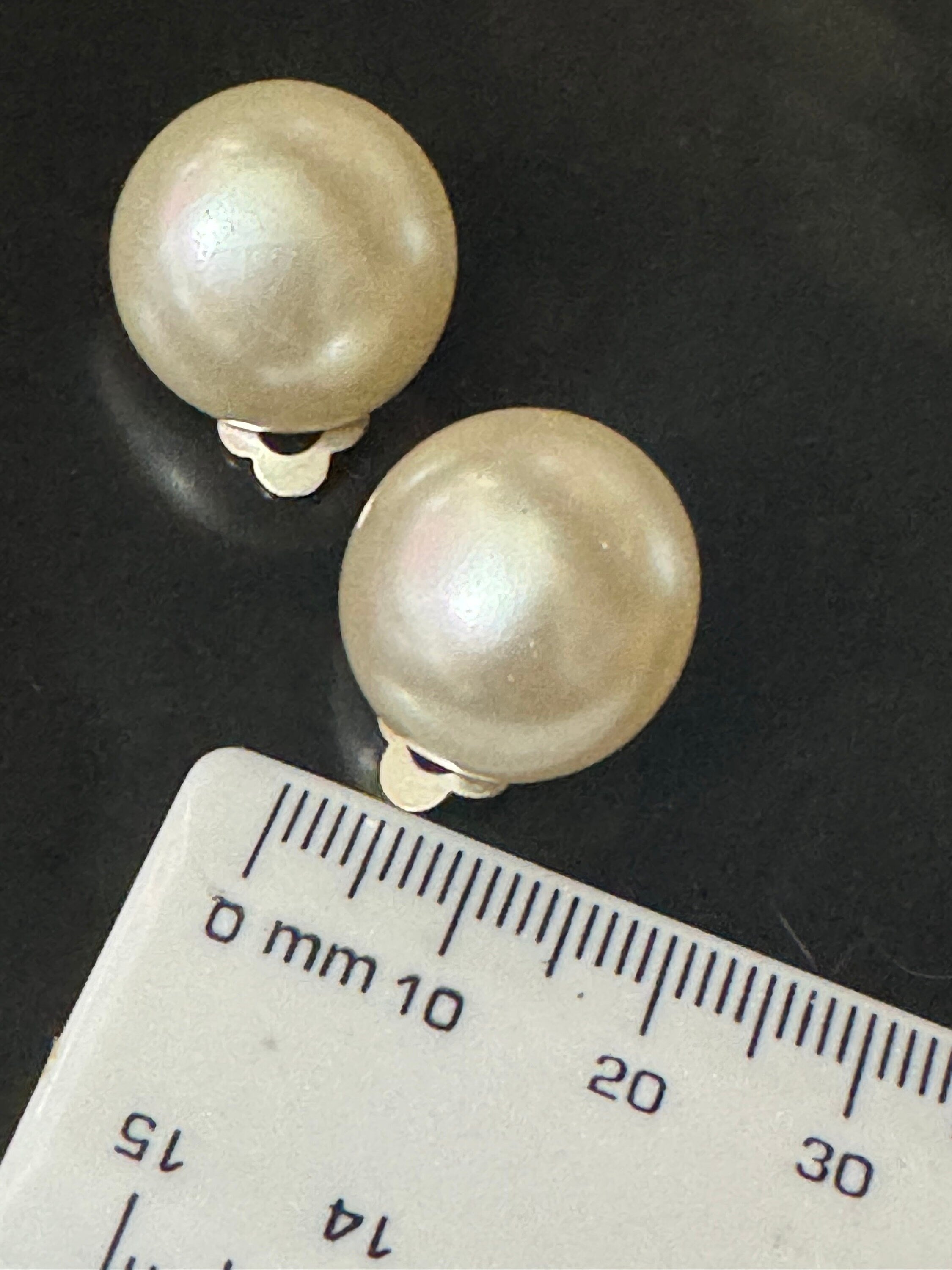 Vintage 1.5cm faux plastic pearl cabochon domed clip on earrings