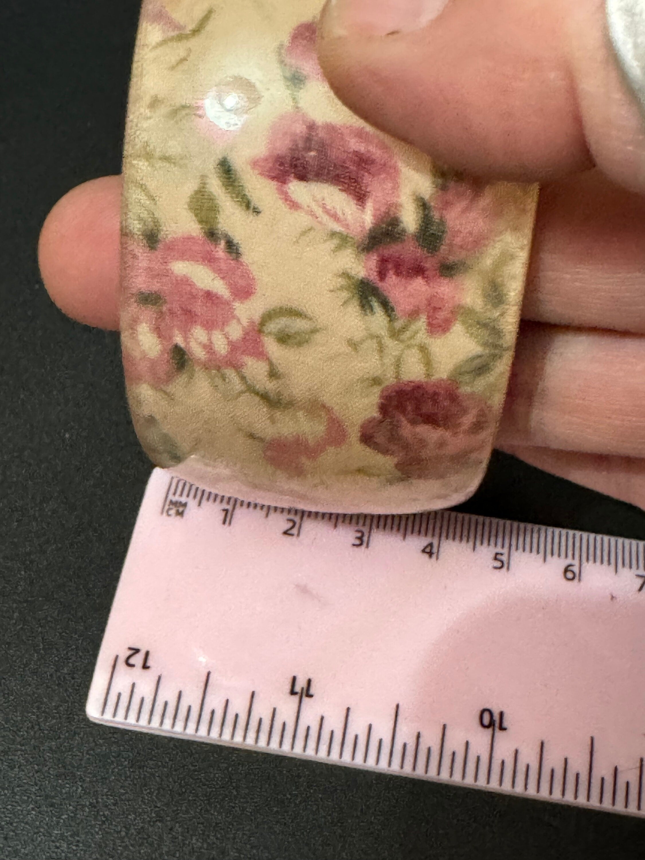 Pretty pink and cream floral roses flowers Perspex plastic resin wide cuff bangle bracelet stacking layering Vintage retro 65mm dia.