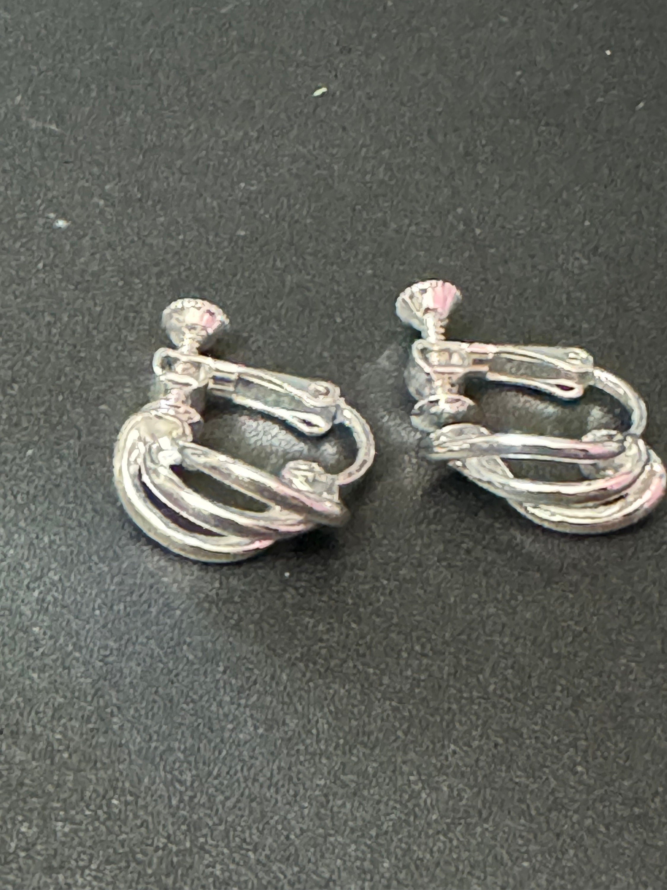Signed NAPIER Vintage Small minimalist swirl silver tone statement designer clip on earrings