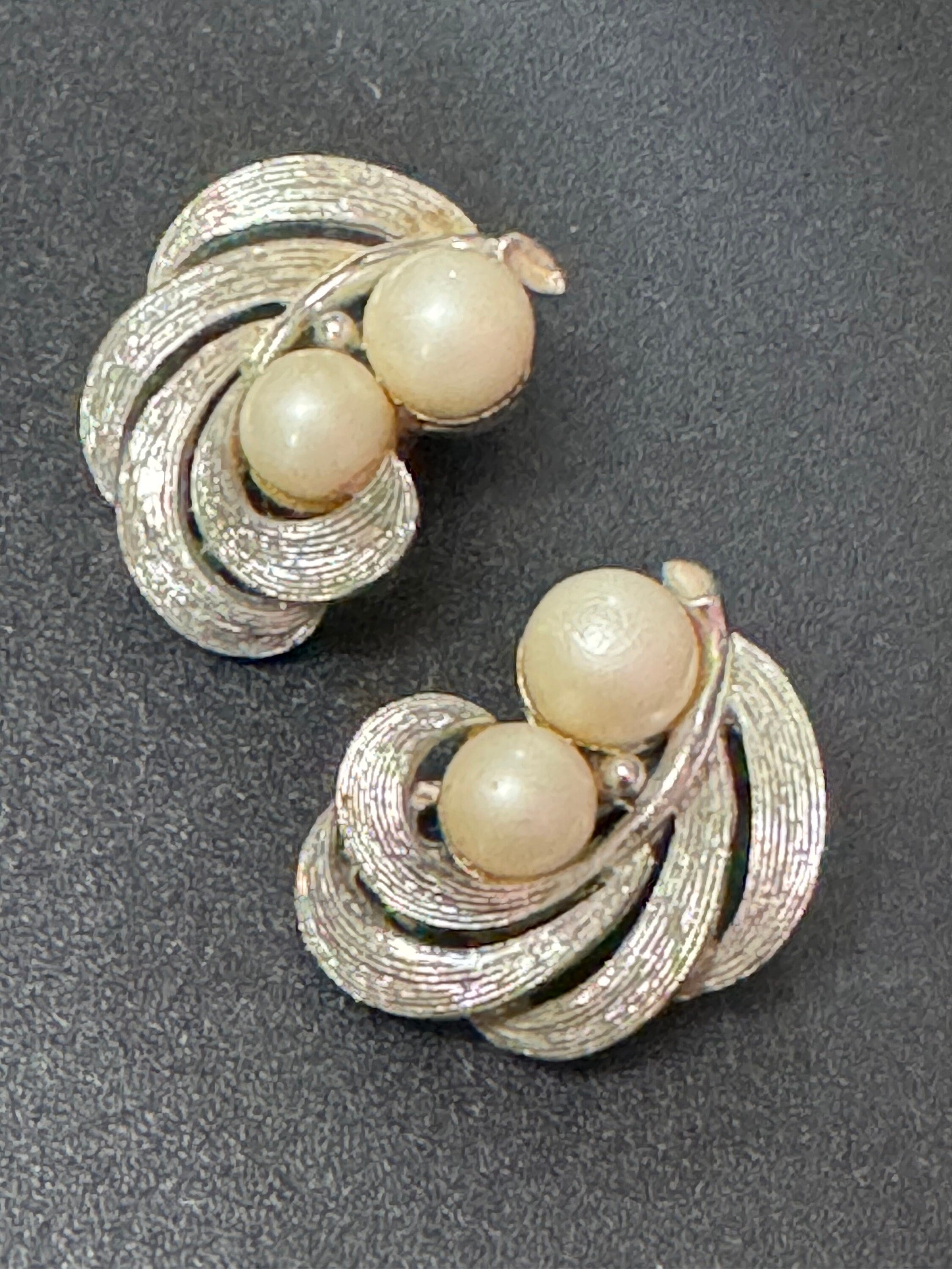 signed LISNER Vintage Faux pearl silver tone ornate clip on earrings