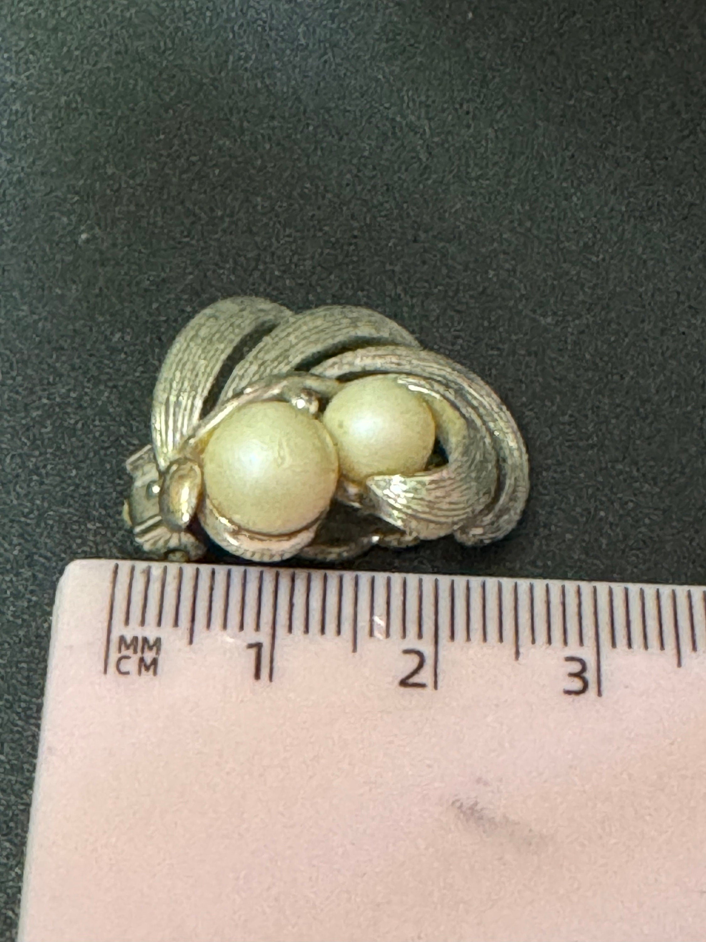 signed LISNER Vintage Faux pearl silver tone ornate clip on earrings