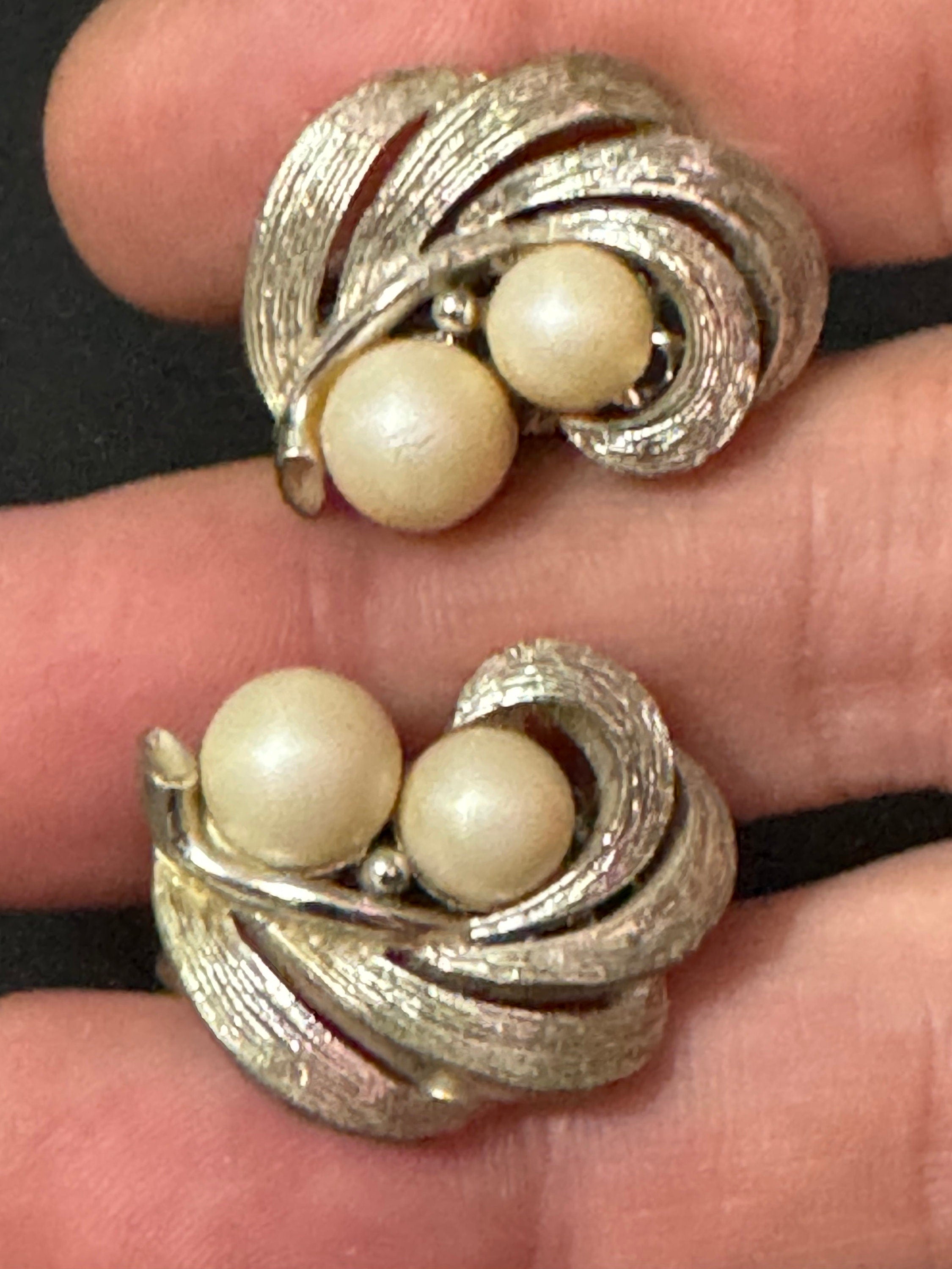 signed LISNER Vintage Faux pearl silver tone ornate clip on earrings