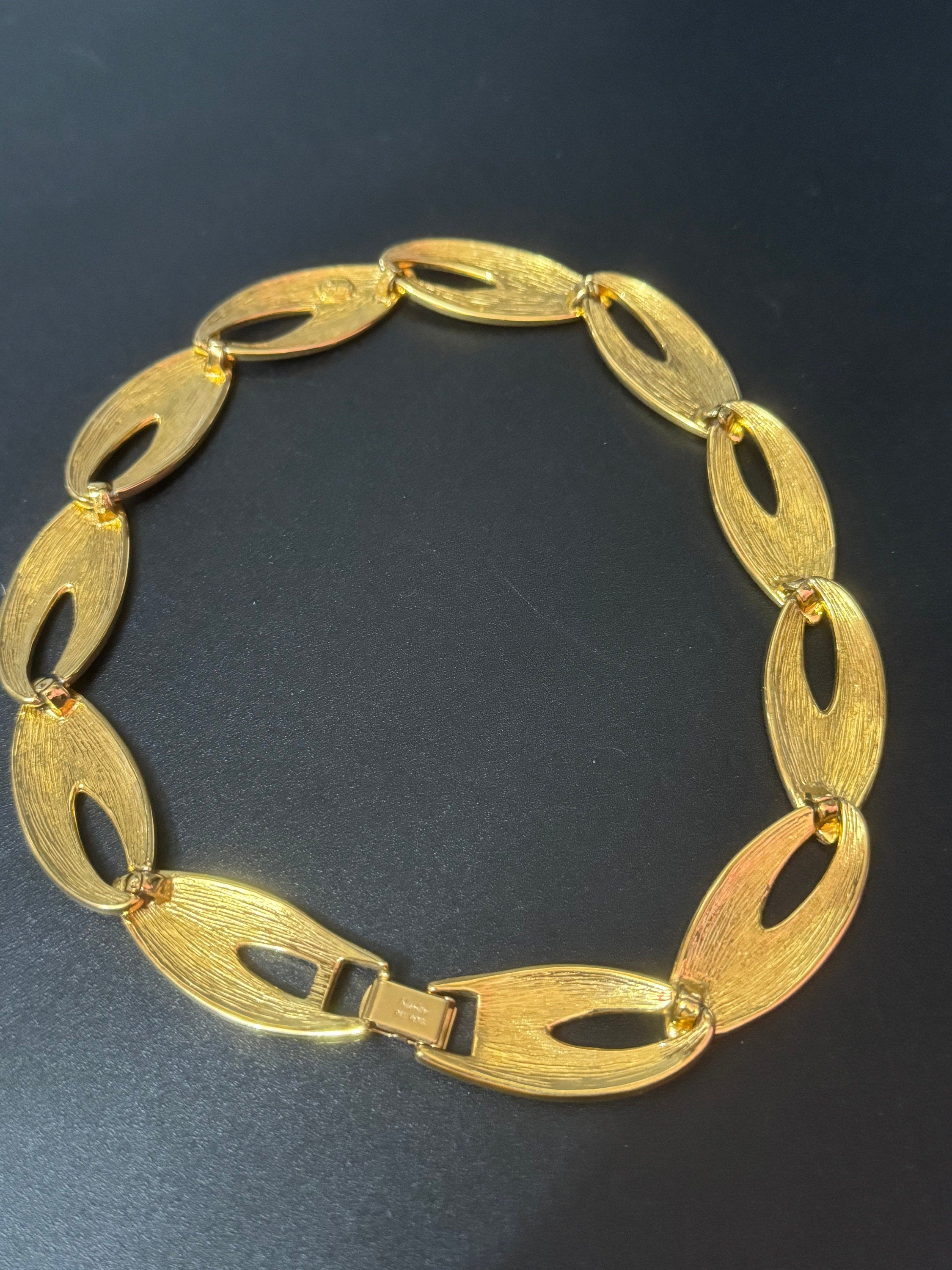 Petite fit Signed NAPIER designer bright Red Enamel Choker Vintage Gold Tone flat link 39cm choker necklace