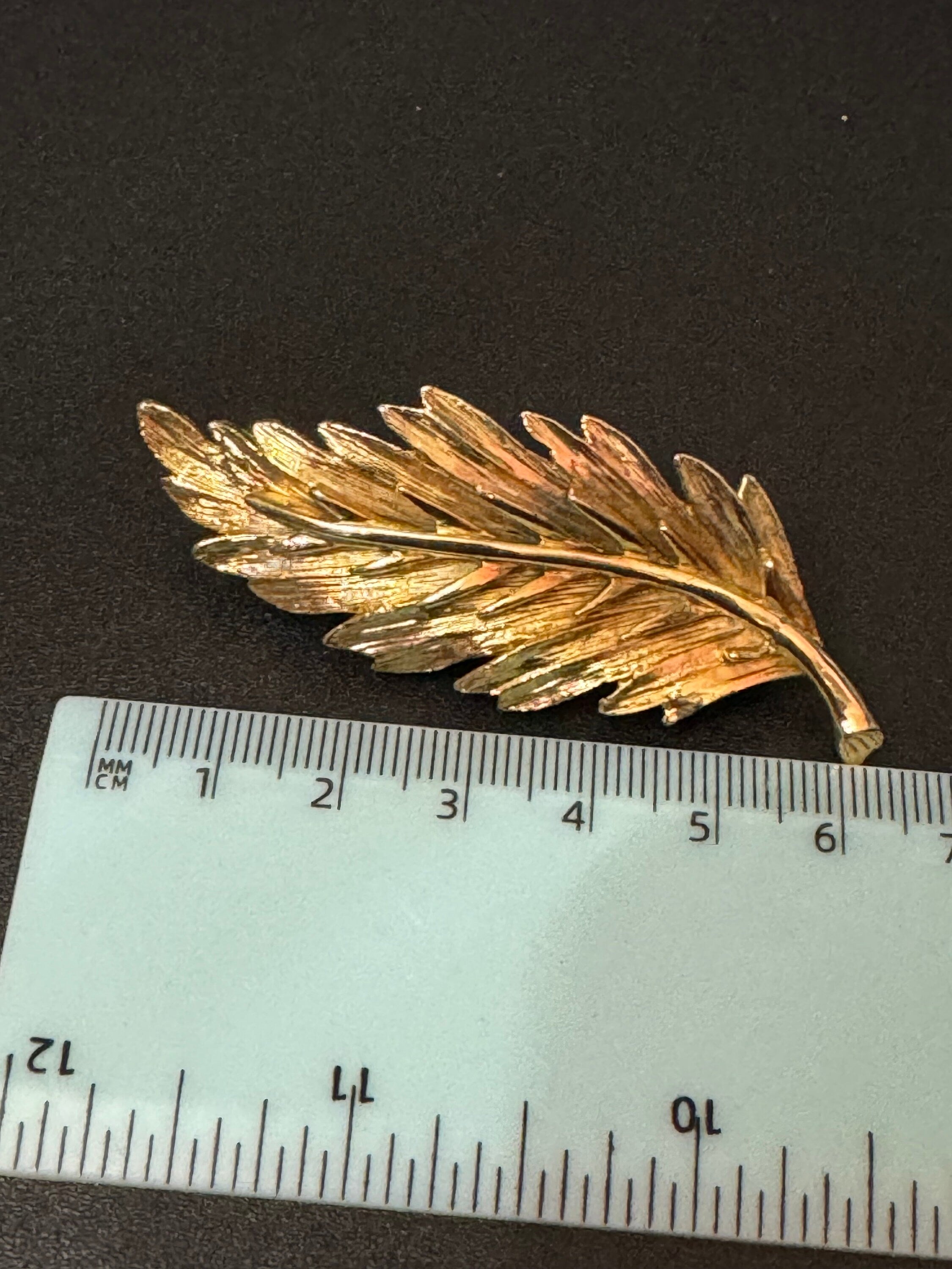Gold tone textured metal leaf brooch 7cm Large vintage 1950s