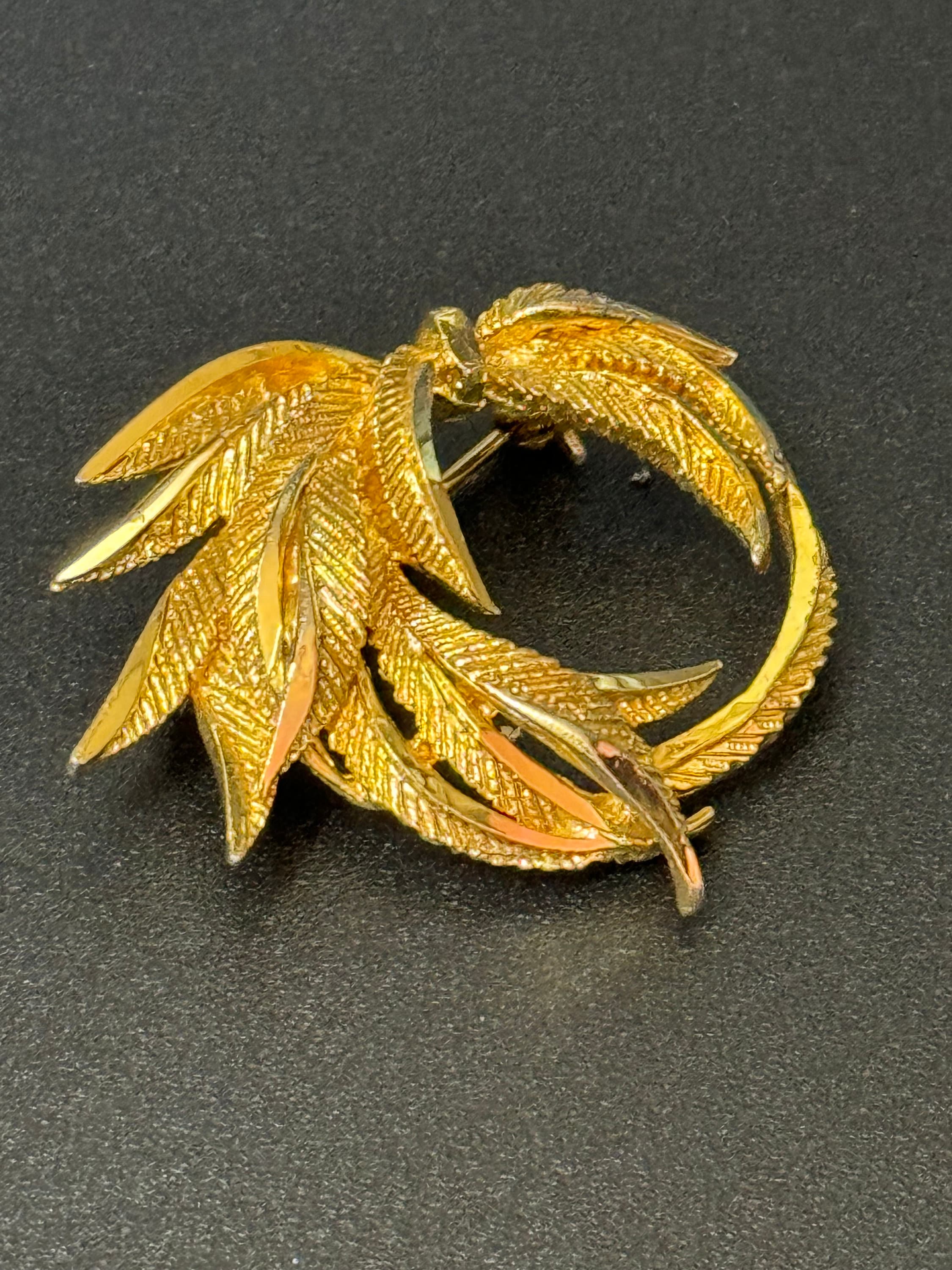 Gold tone textured abstract leaf brooch 5.5cm vintage 1950s