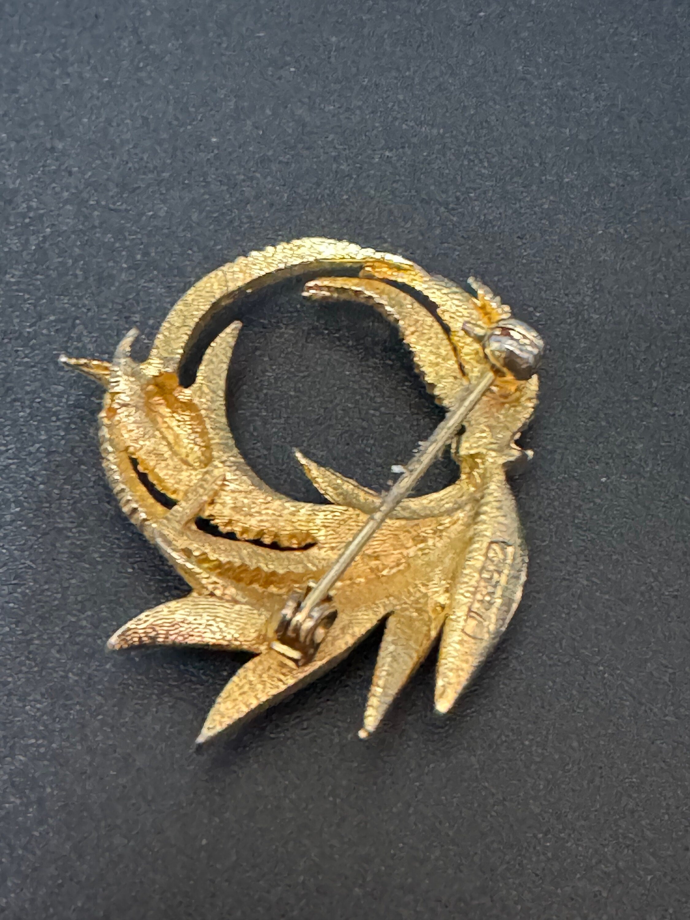 Gold tone textured abstract leaf brooch 5.5cm vintage 1950s