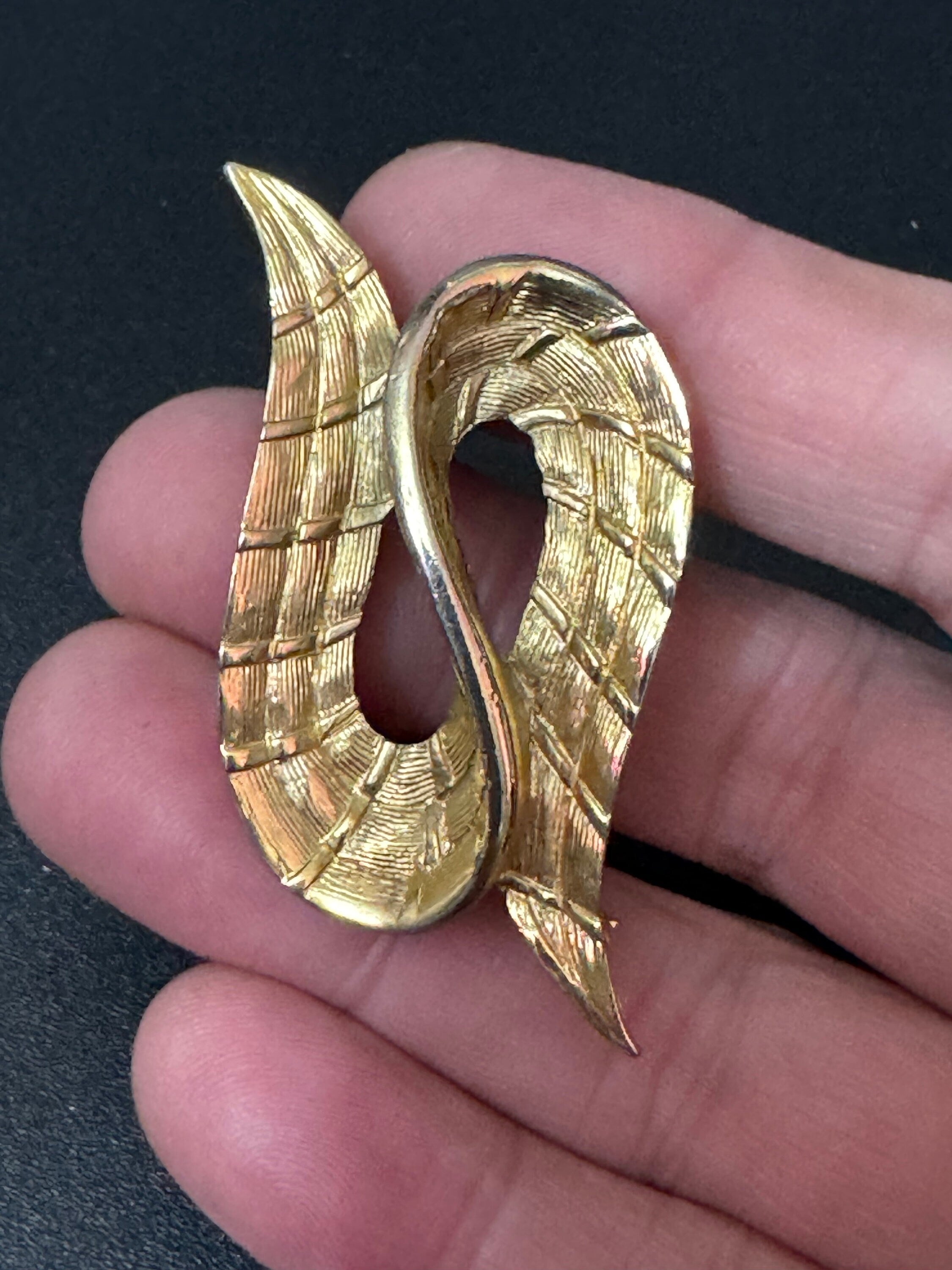 vintage modernist gold tone abstract swirl brooch 5cm