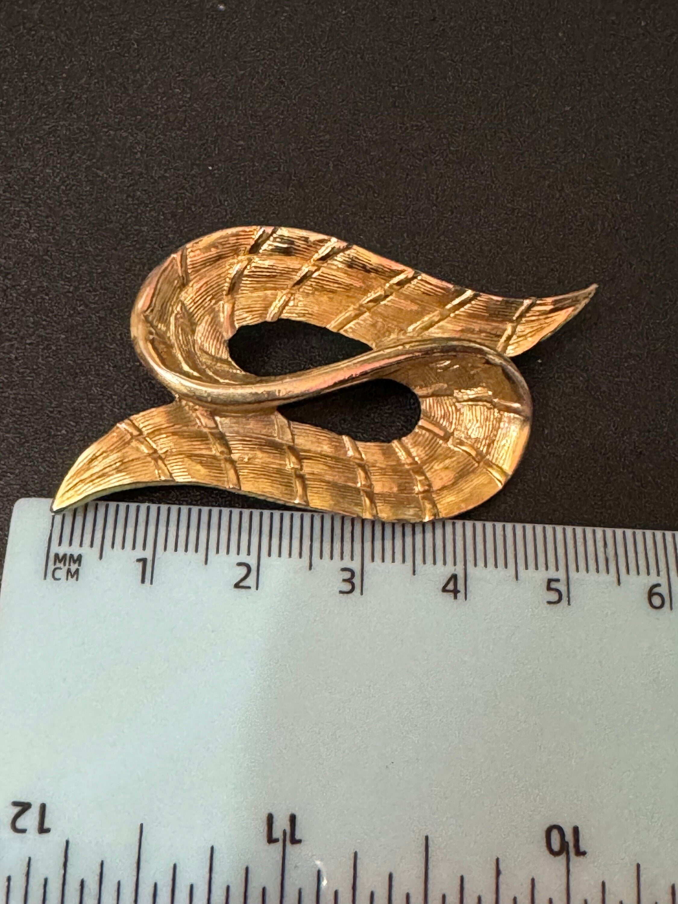 vintage modernist gold tone abstract swirl brooch 5cm
