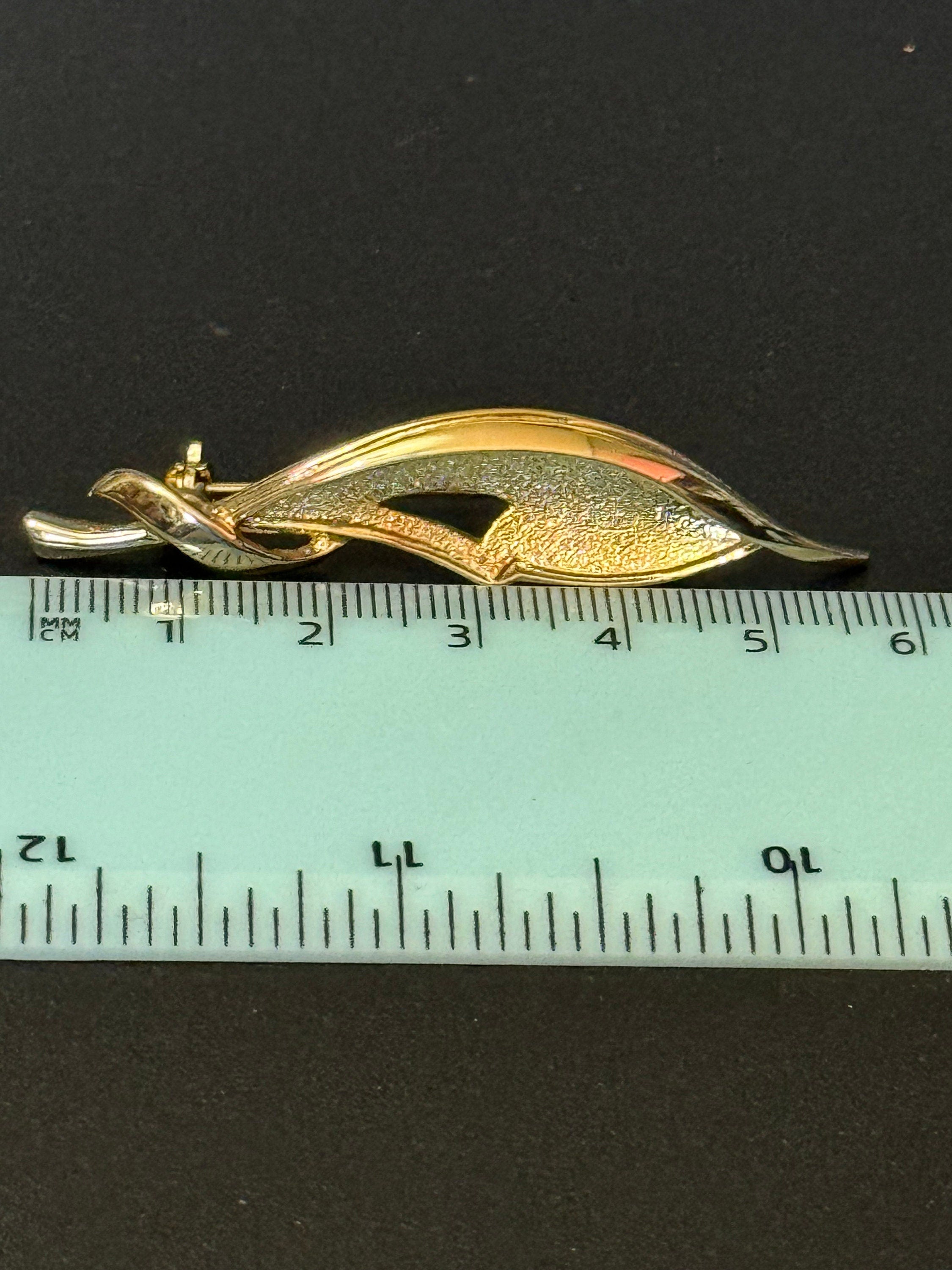 Dainty Gold tone textured leaf brooch vintage 1950s