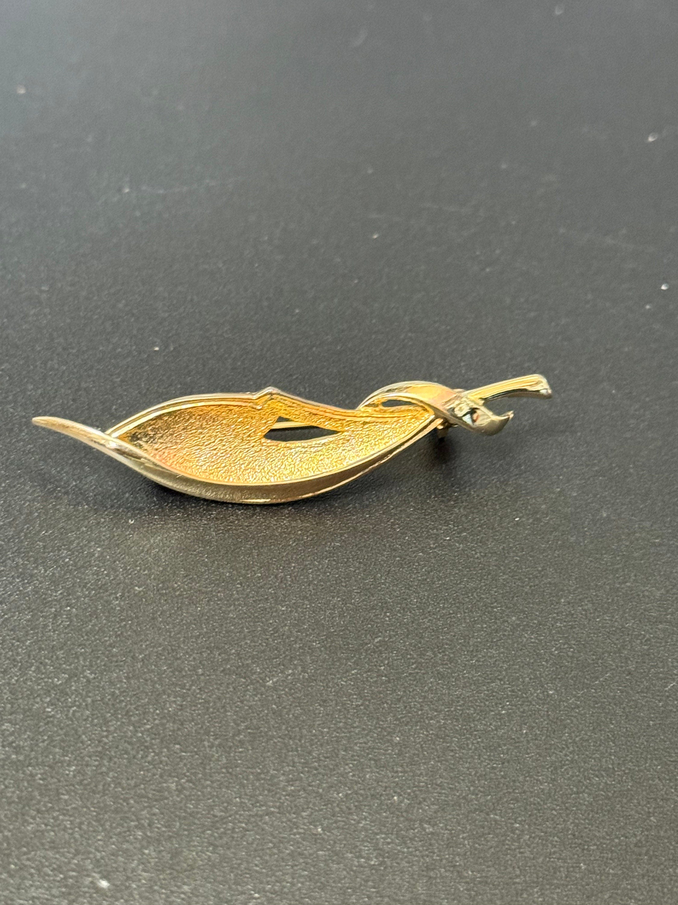 Dainty Gold tone textured leaf brooch vintage 1950s