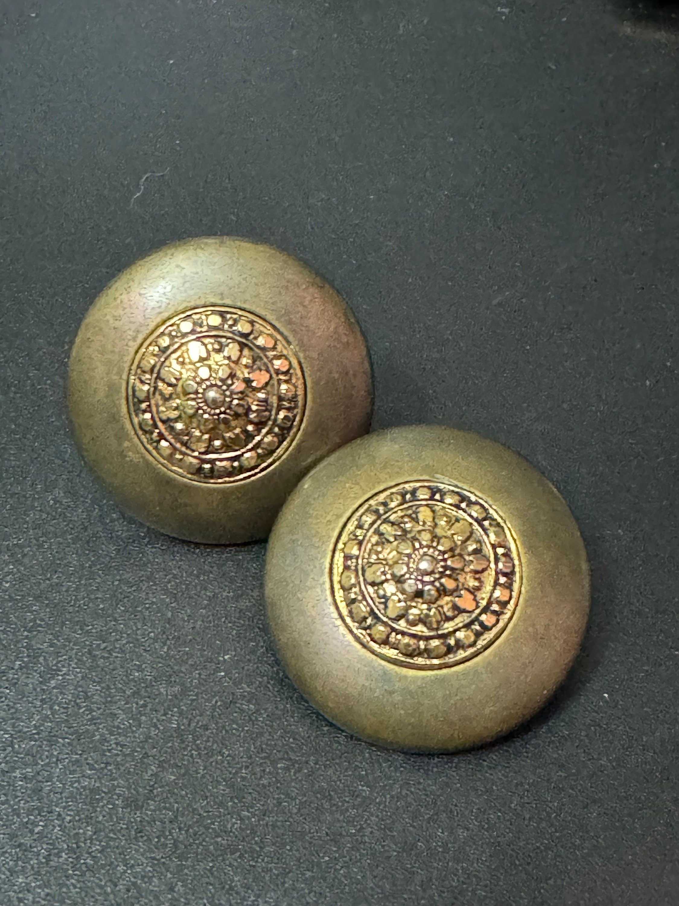 Signed made it Italy vintage oversized 4cm gold tone beige brown neutral plastic clip on button earrings