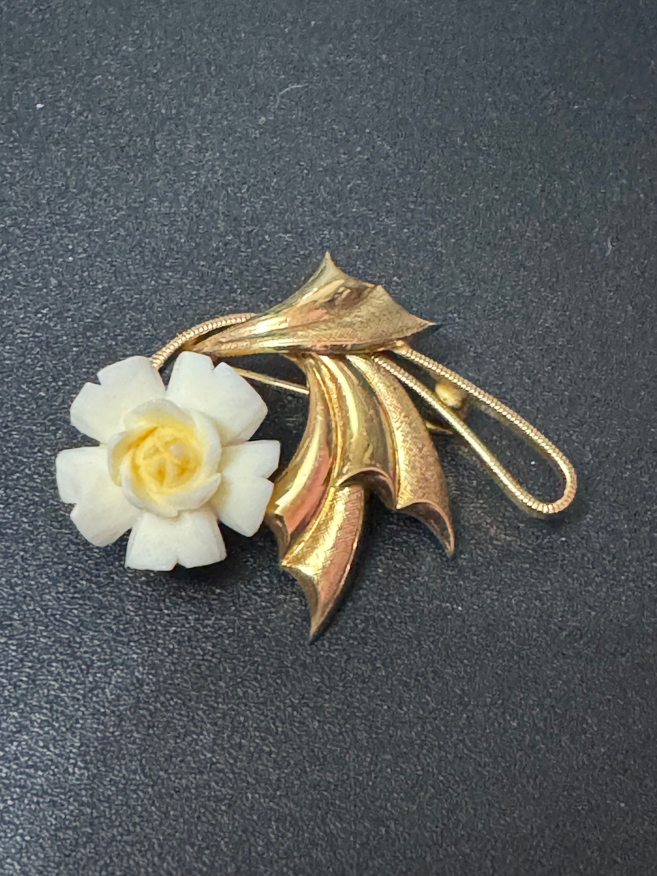 1/20th 18k rolled gold Early Plastic Celluloid Art Deco beige cream resin floral dog rose brooch 4cm