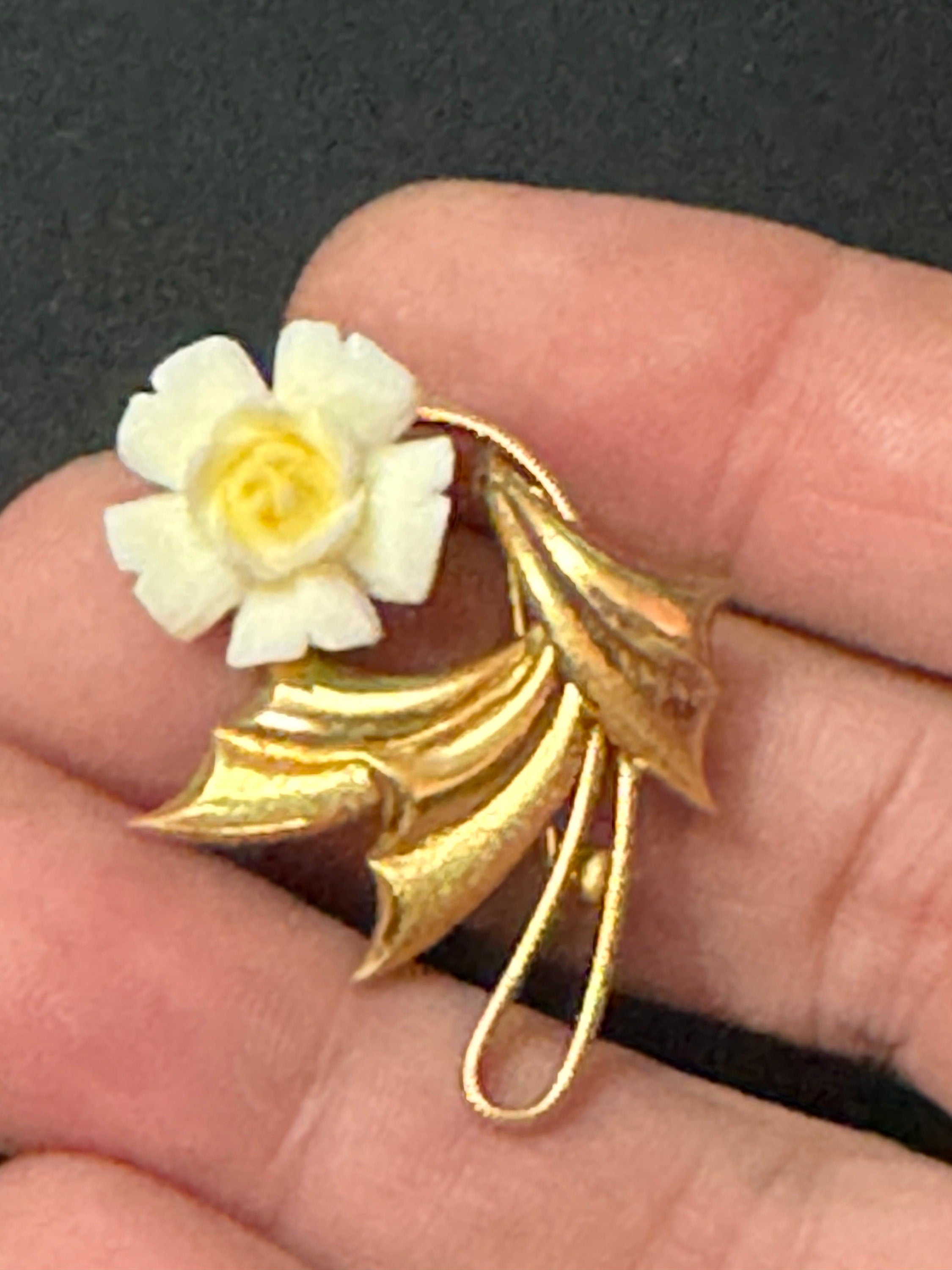 1/20th 18k rolled gold Early Plastic Celluloid Art Deco beige cream resin floral dog rose brooch 4cm