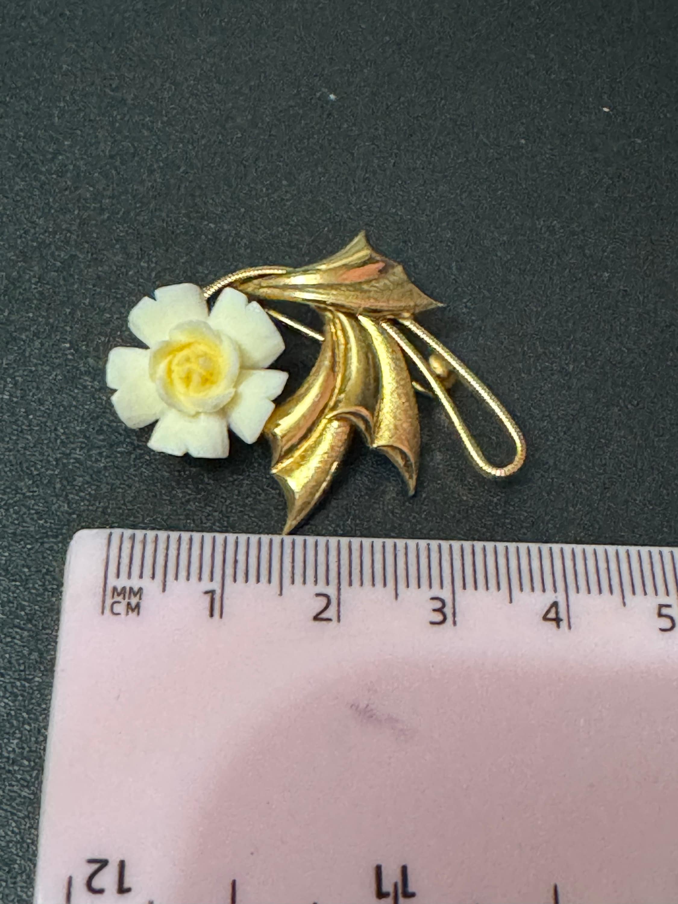 1/20th 18k rolled gold Early Plastic Celluloid Art Deco beige cream resin floral dog rose brooch 4cm