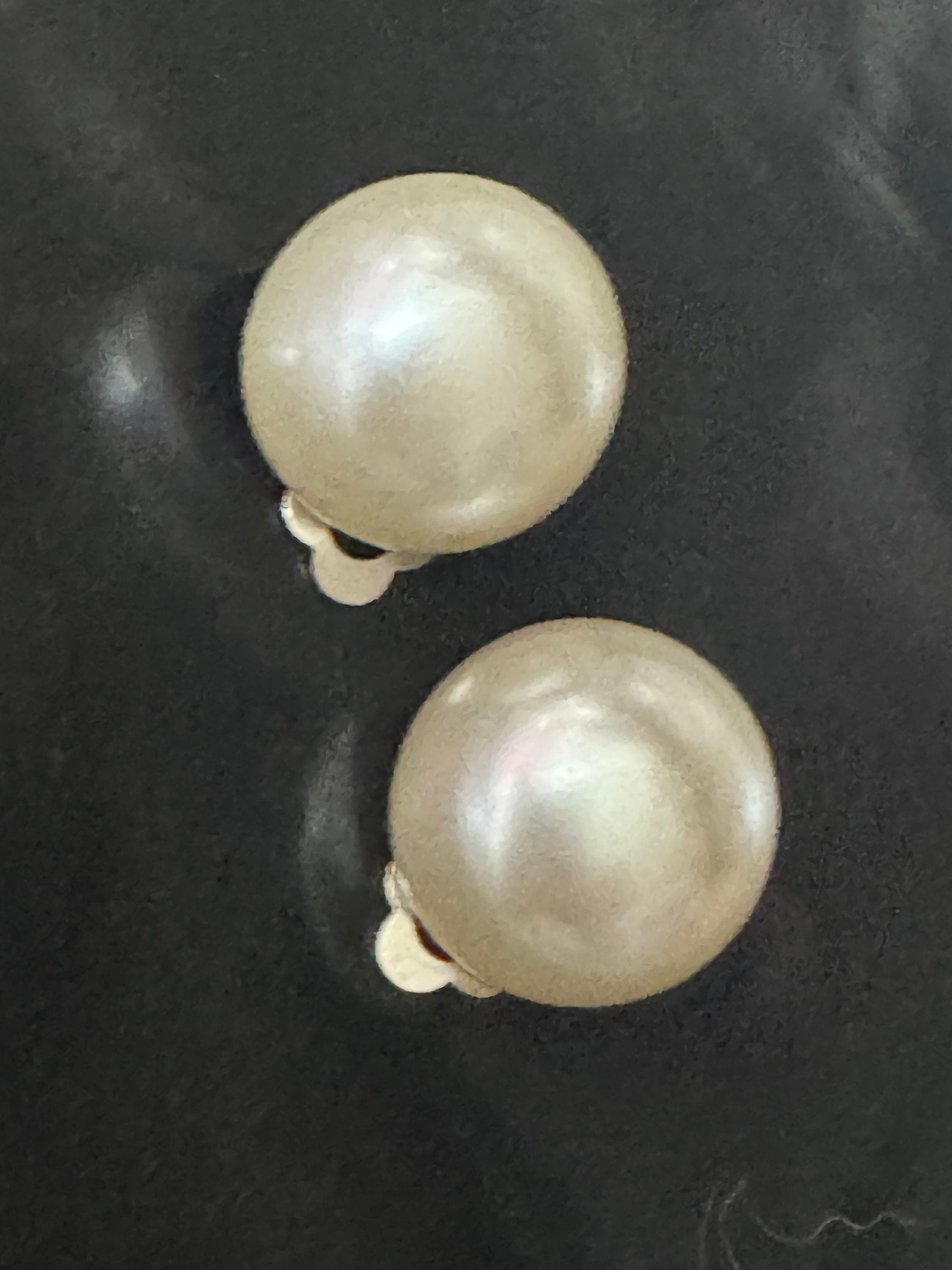 Vintage 1.5cm faux plastic pearl cabochon domed clip on earrings