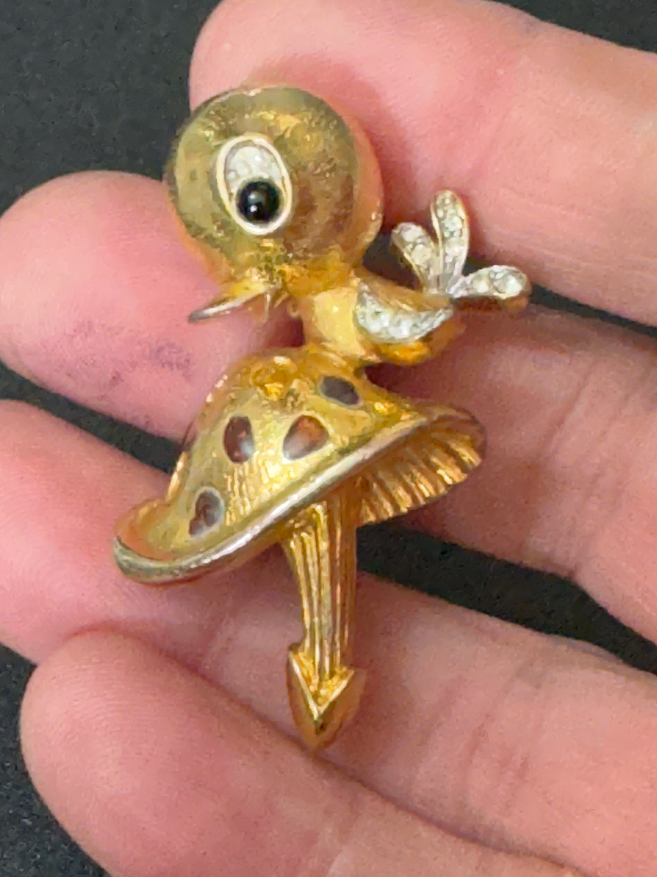 Novelty vintage cartoon bird on toadstool brooch gold tone with clear diamanté