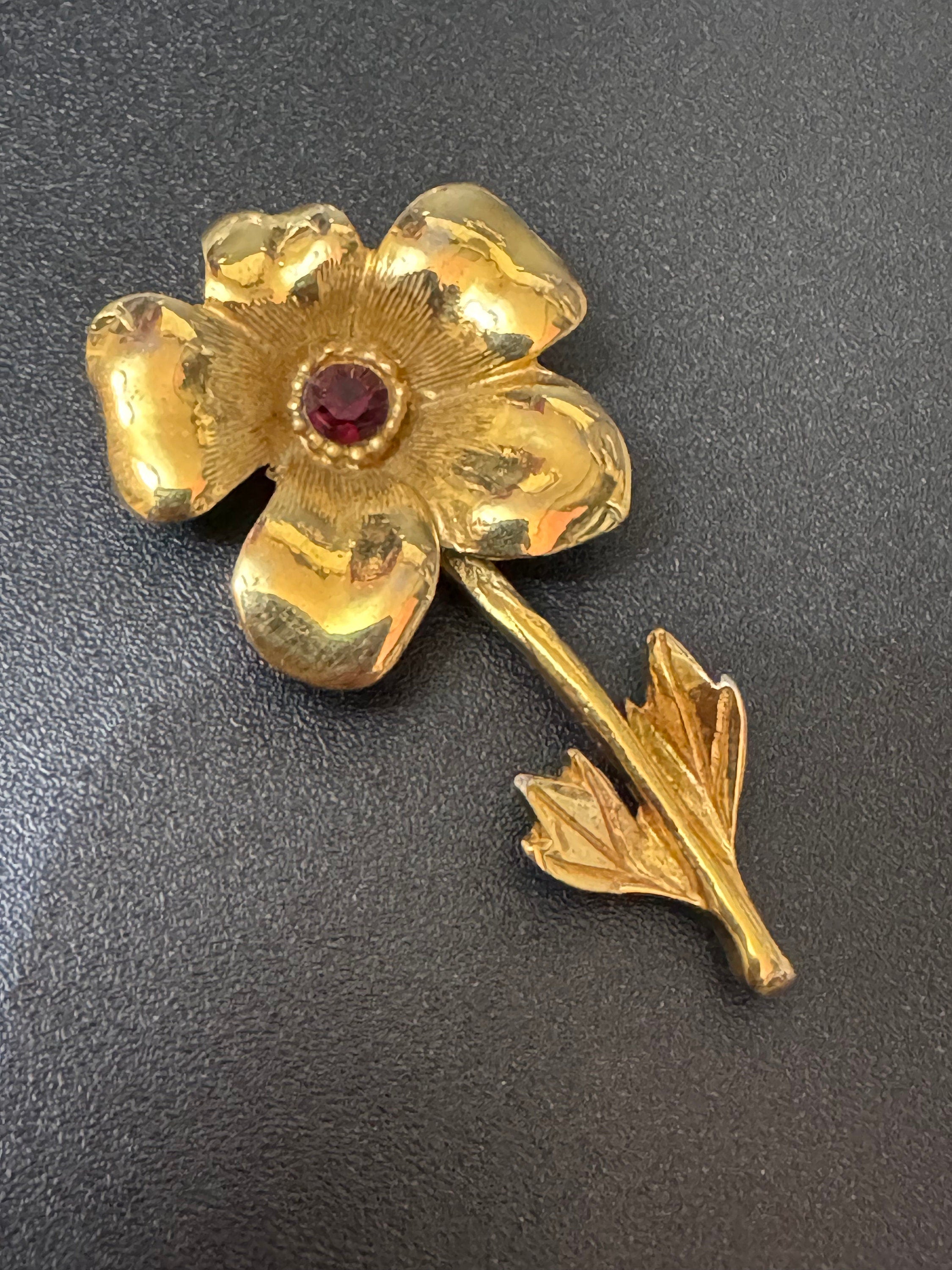 Vintage flower brooch with central ruby paste 5cm gold plated