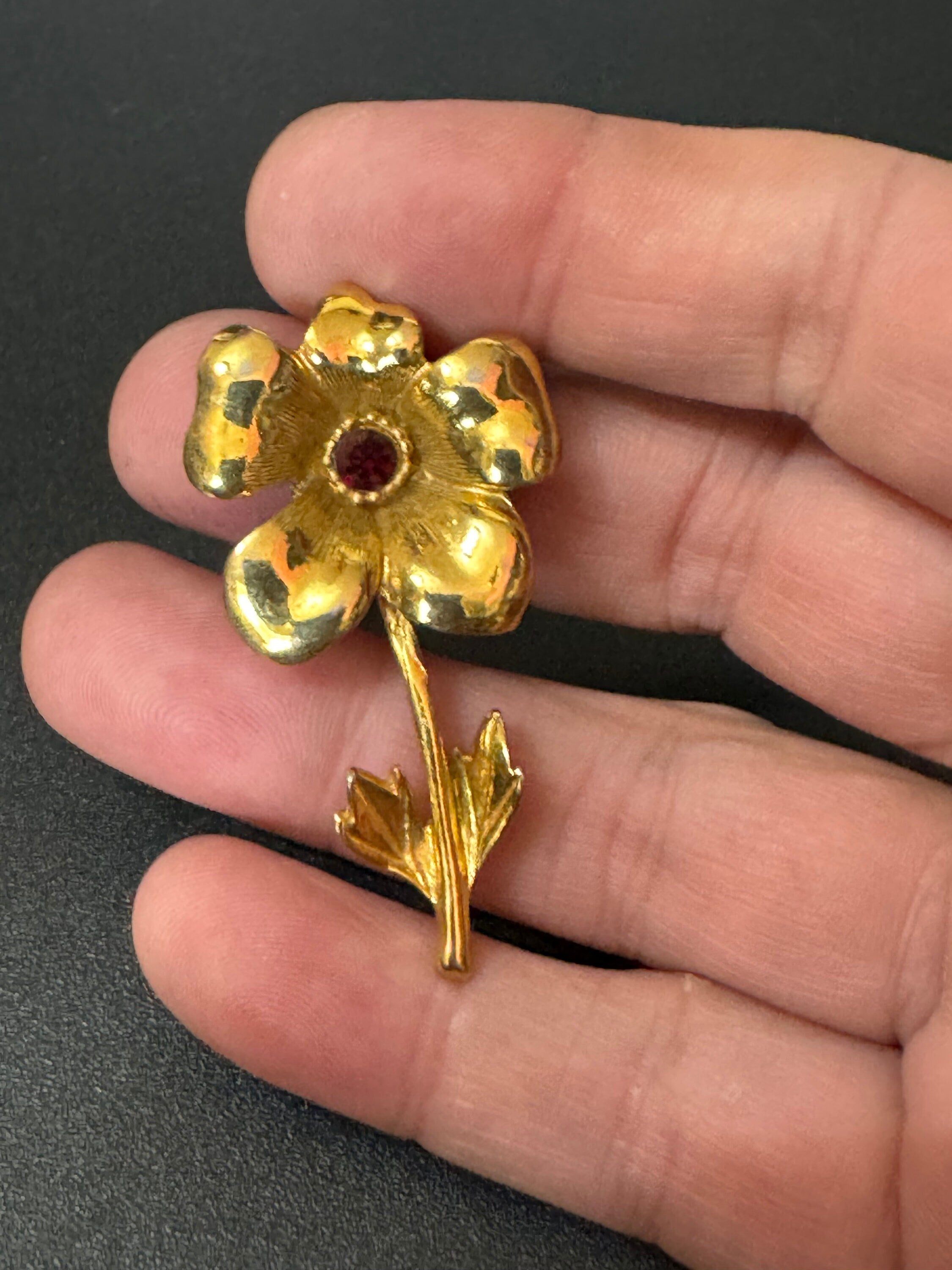 Vintage flower brooch with central ruby paste 5cm gold plated